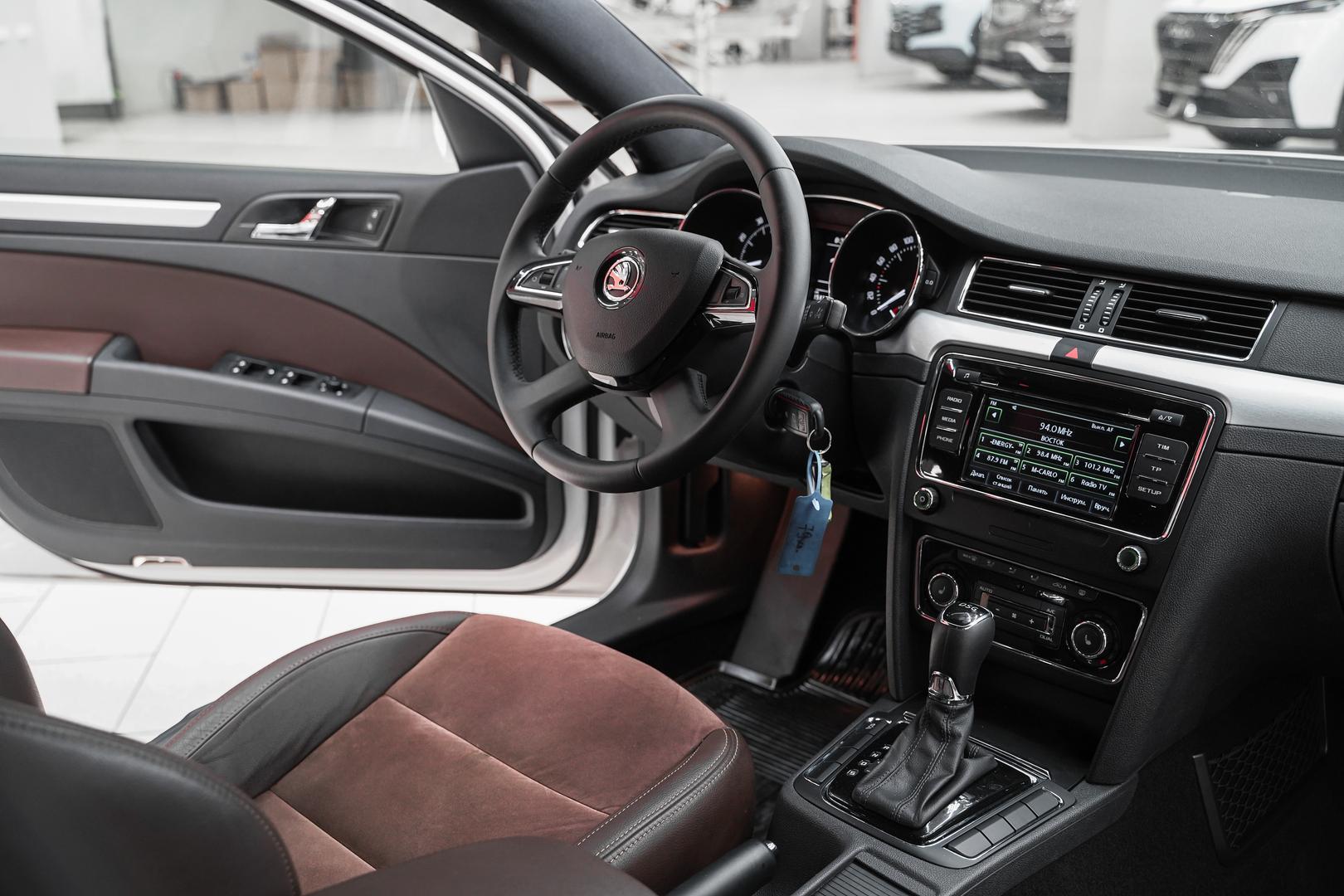 Skoda Superb 2014, белый, ДЦ Орехово