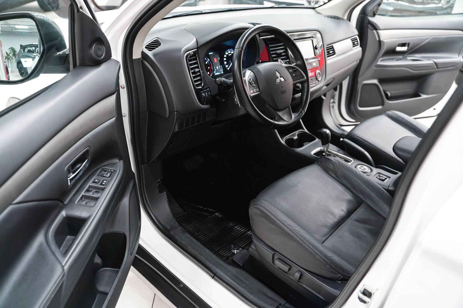 Mitsubishi Outlander 2014, белый, ДЦ Орехово