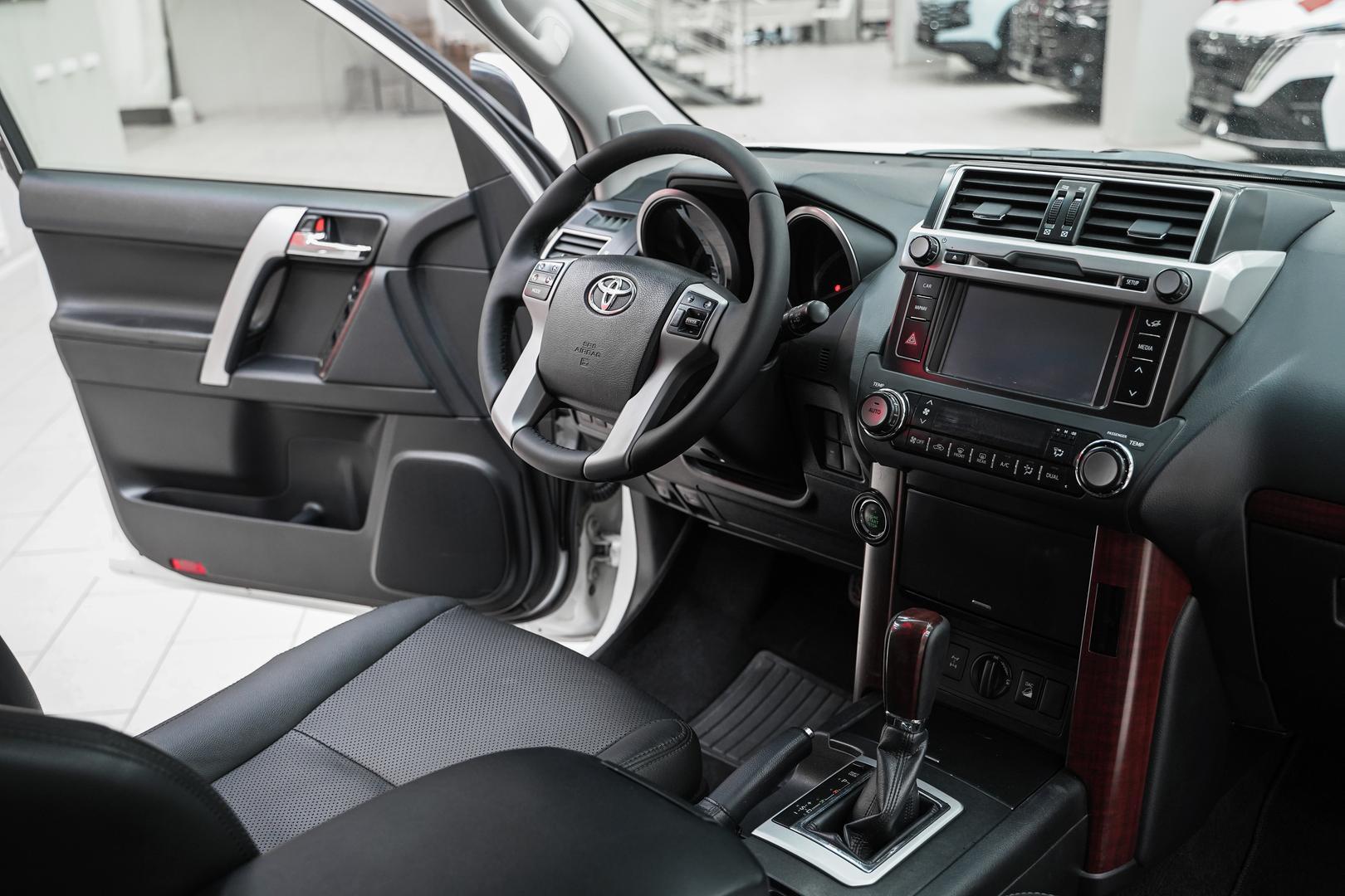 Toyota Land Cruiser Prado 2014, белый, ДЦ Орехово