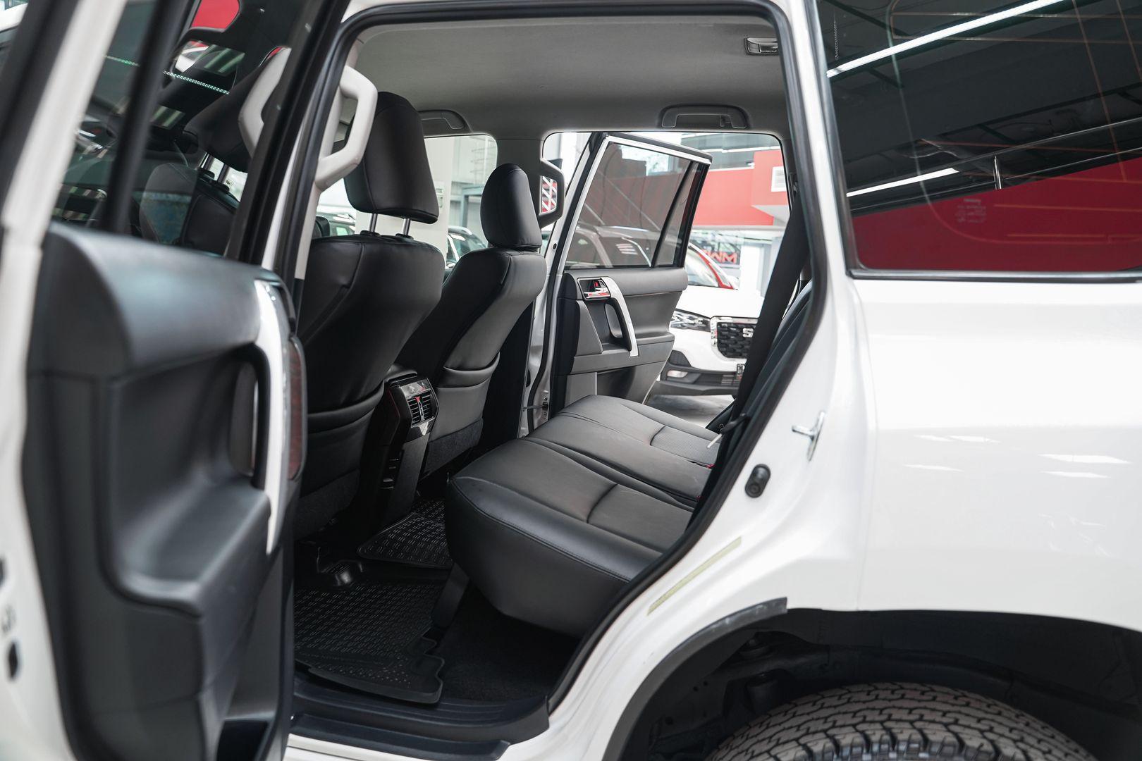 Toyota Land Cruiser Prado 2014, белый, ДЦ Орехово