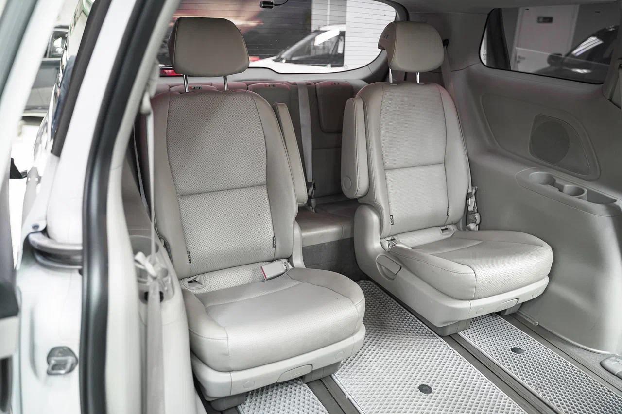 Kia Carnival 2018, белый, ДЦ Орехово