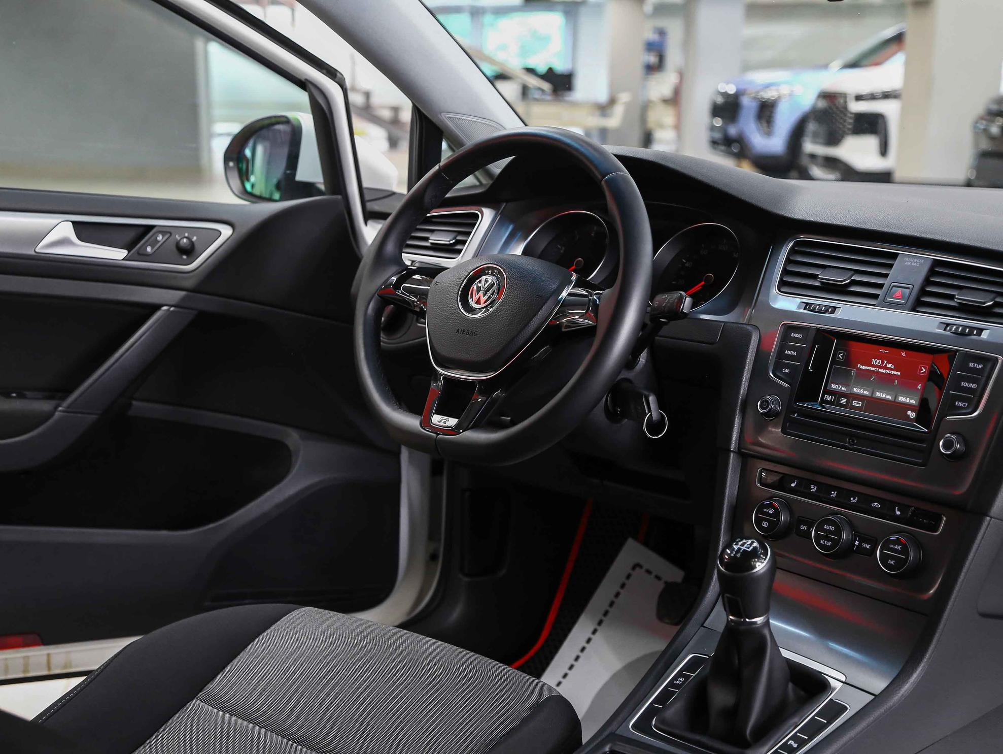 Volkswagen Golf 2014, белый, ДЦ Орехово