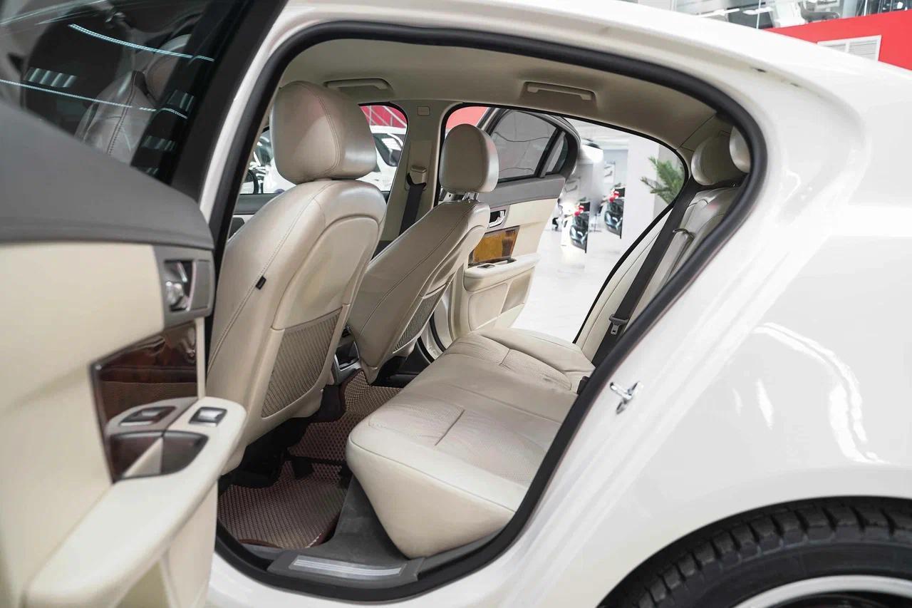 Jaguar XF 2008, белый, ДЦ Орехово