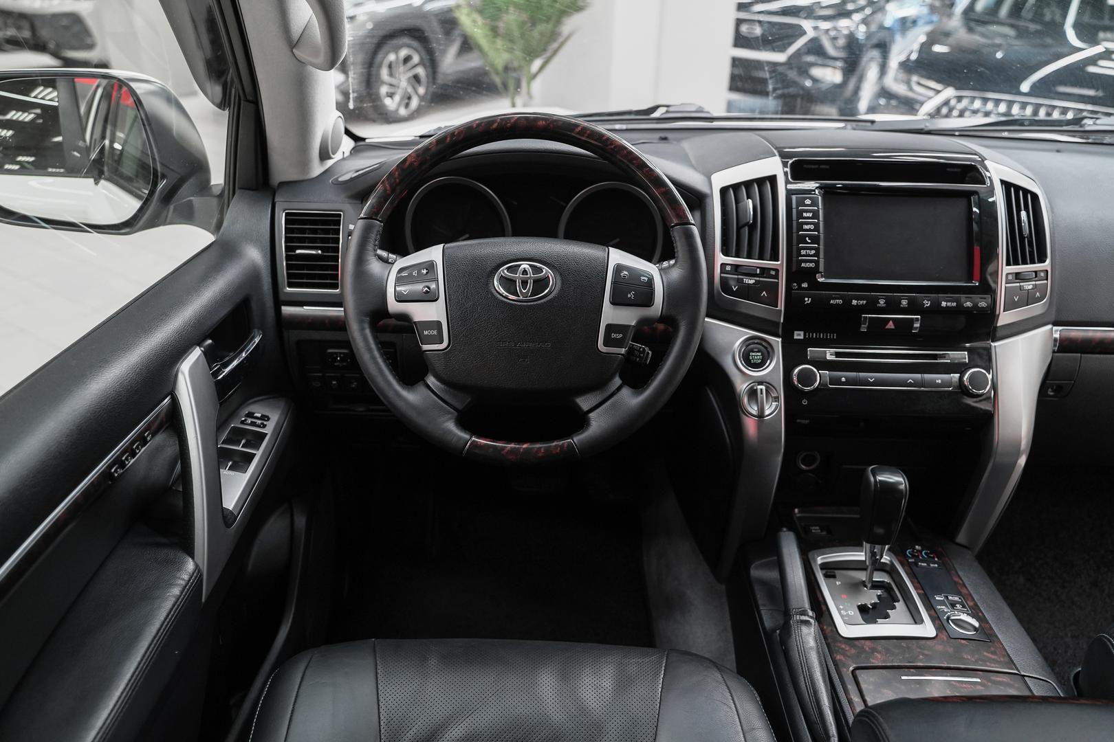 Toyota Land Cruiser 2012, белый, ДЦ Орехово