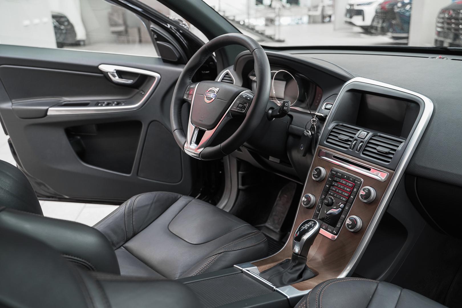 Volvo XC60 2016, черный, ДЦ Орехово