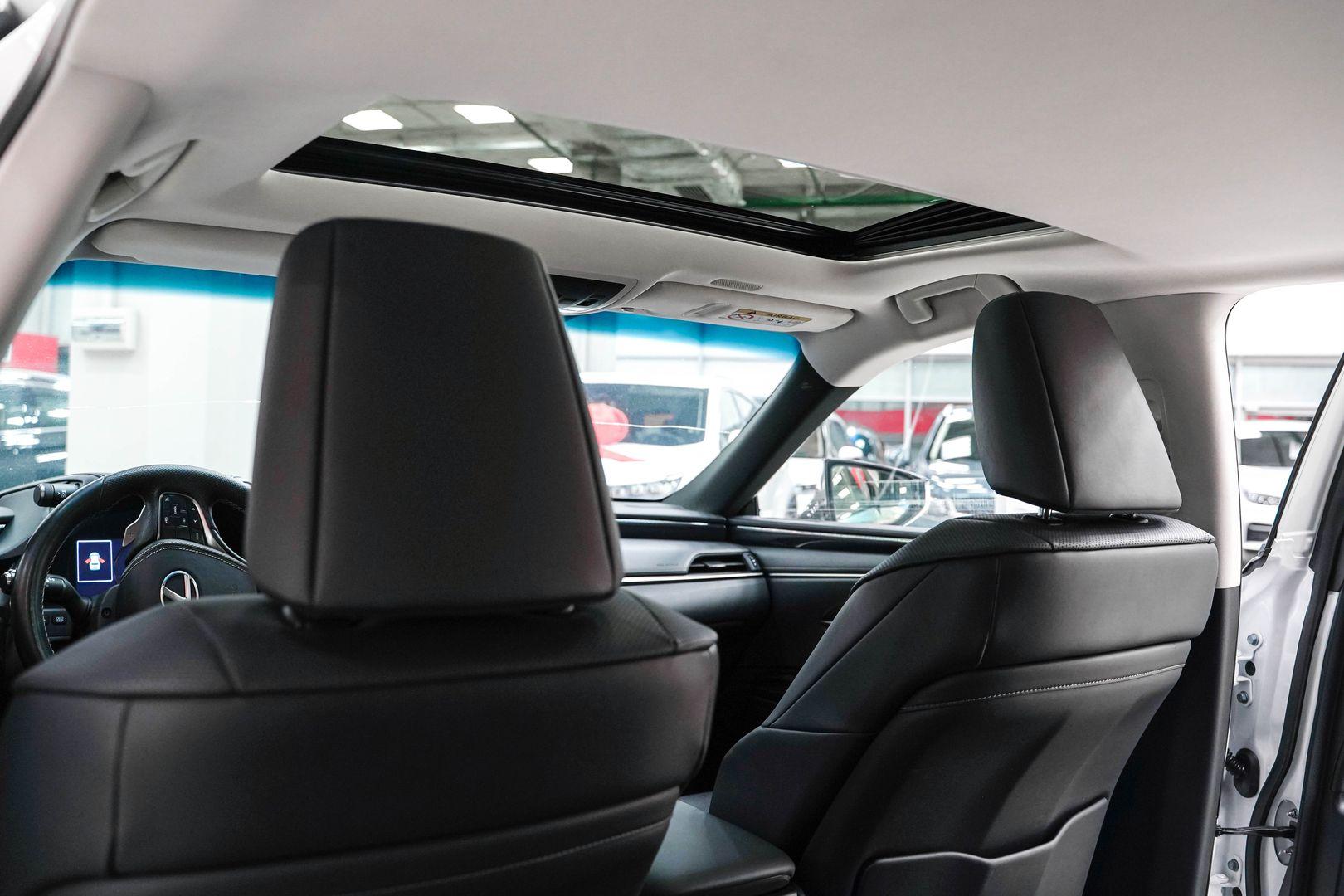 Lexus ES 2019, белый, ДЦ Орехово