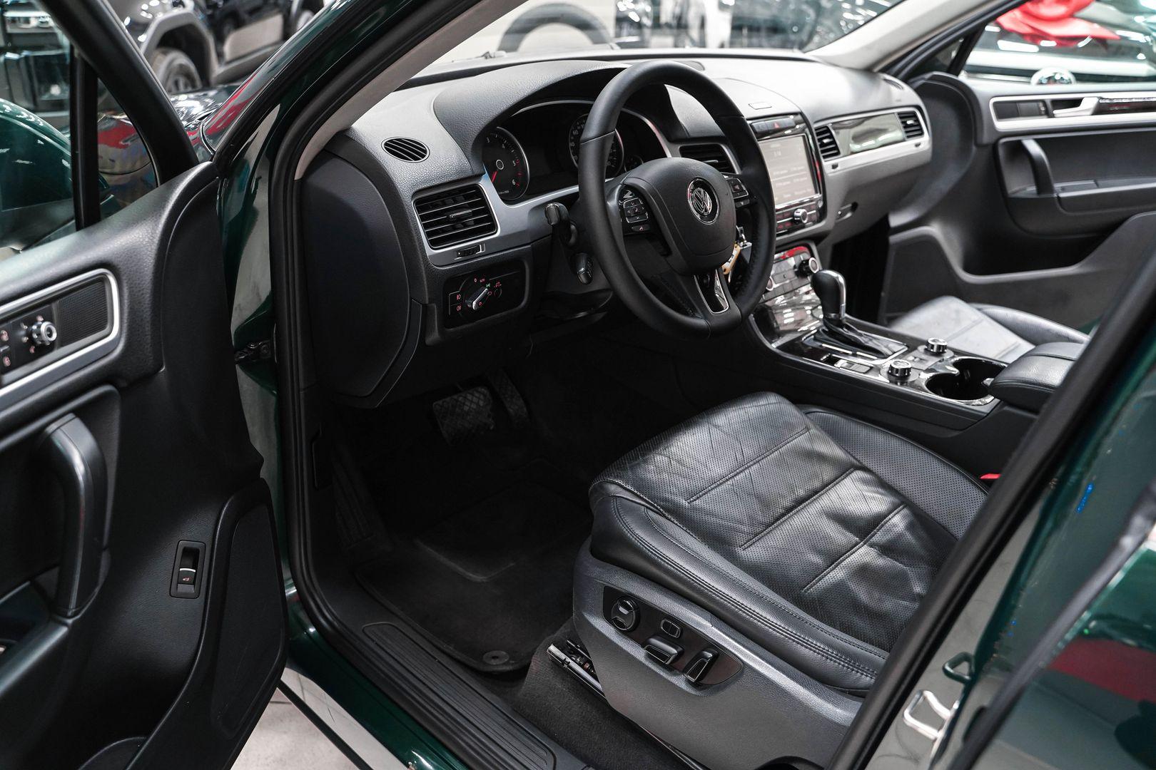 Volkswagen Touareg 2011, зеленый, ДЦ Орехово