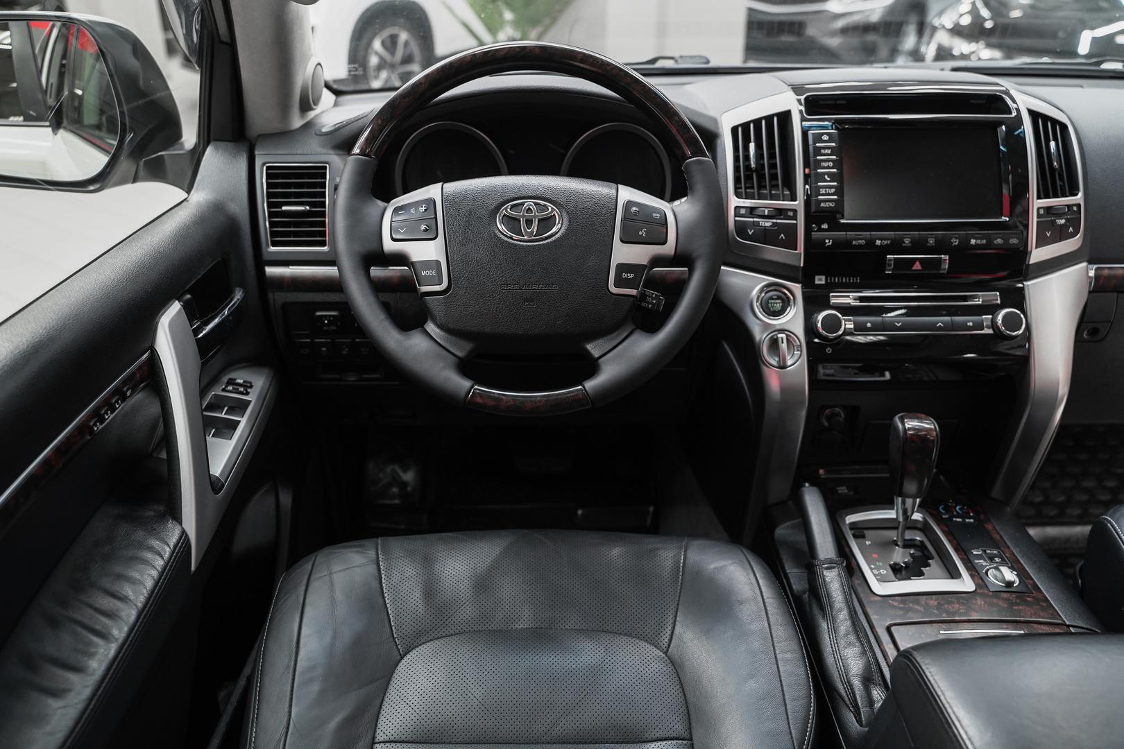 Toyota Land Cruiser 2014, белый, ДЦ Орехово