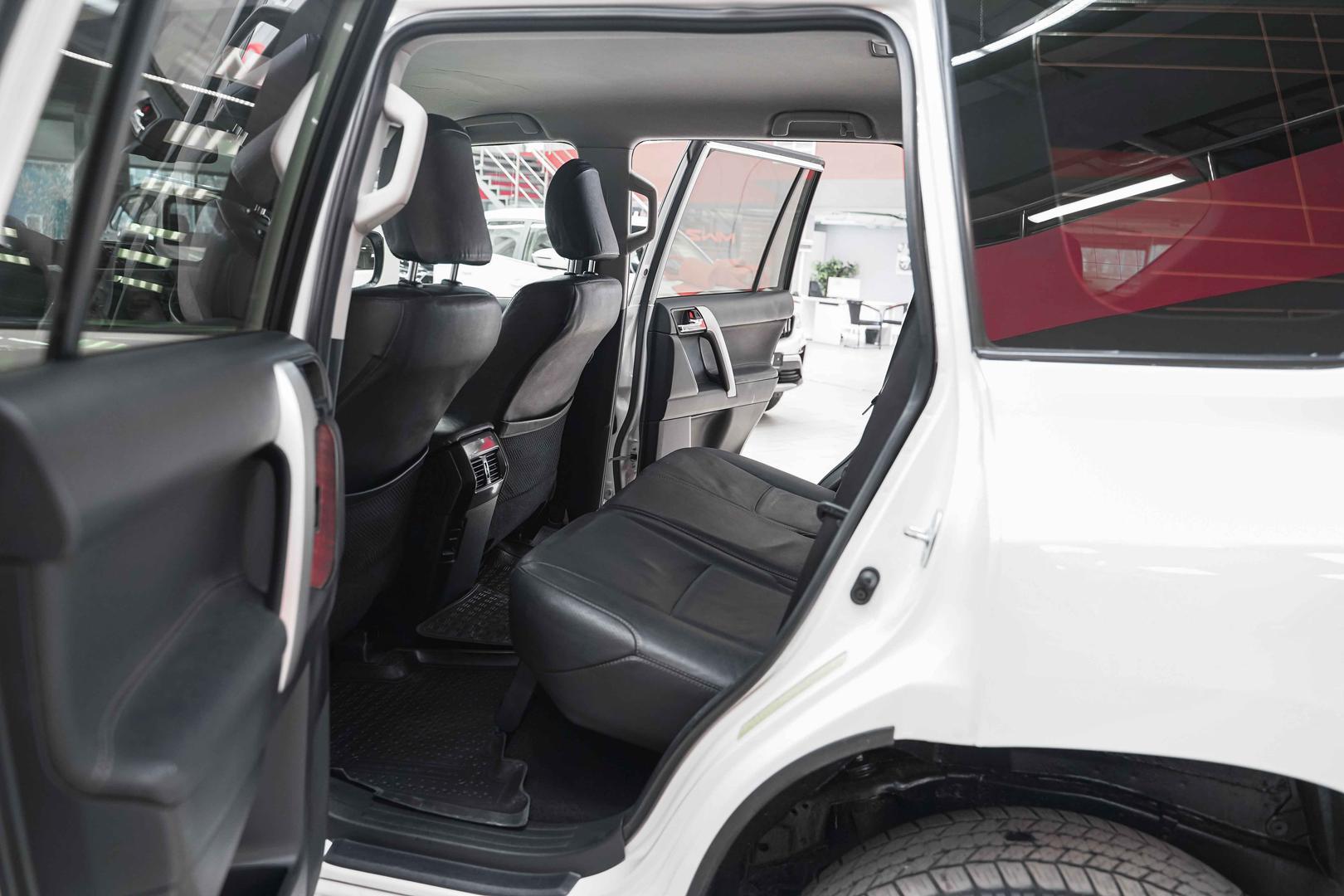 Toyota Land Cruiser Prado 2013, белый, ДЦ Орехово