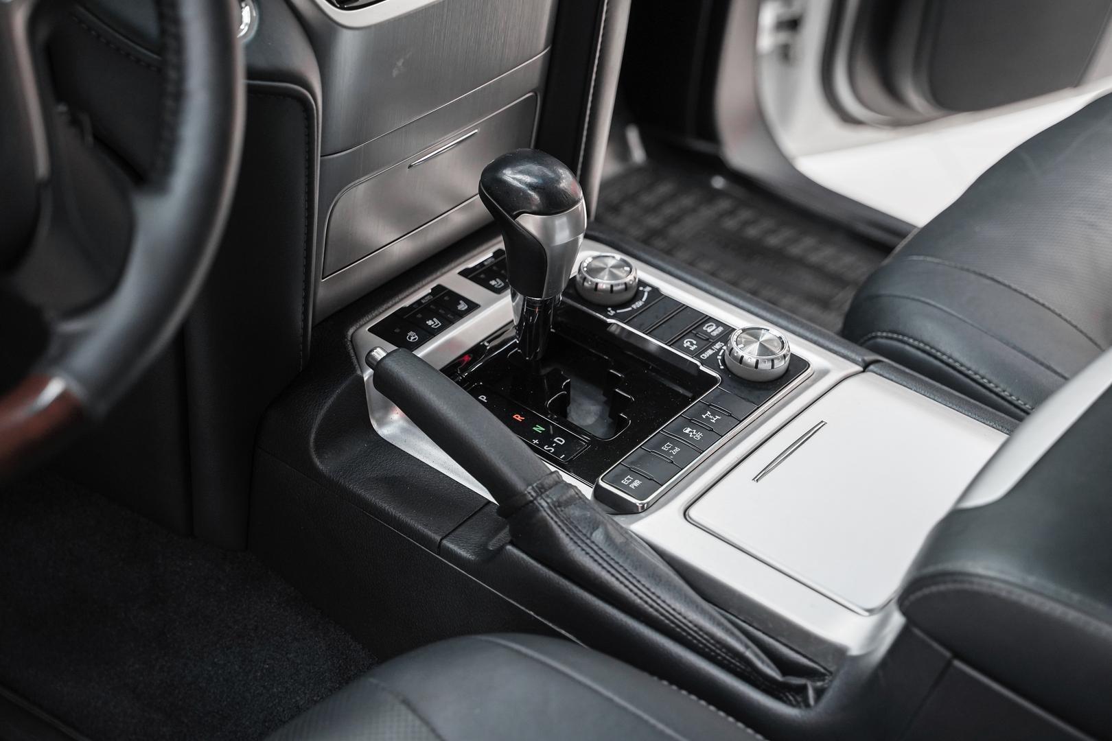 Toyota Land Cruiser 2018, белый, ДЦ Орехово