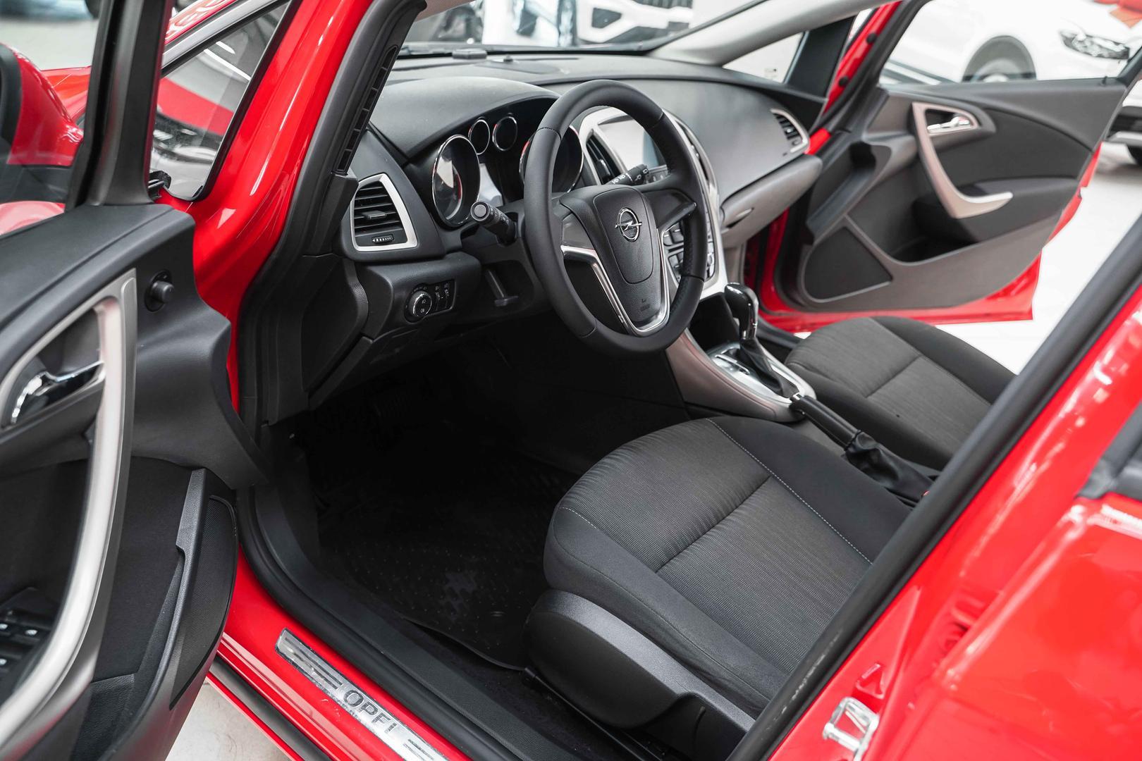 Opel Astra 2012, красный, ДЦ Орехово