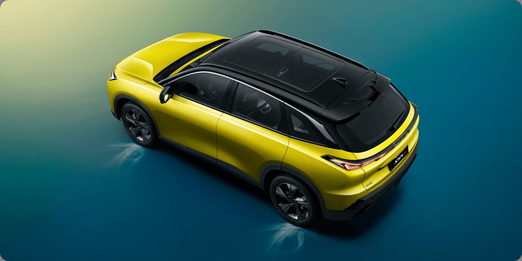 BAIC X55 жёлтый с панорамной крышей, вид сверху