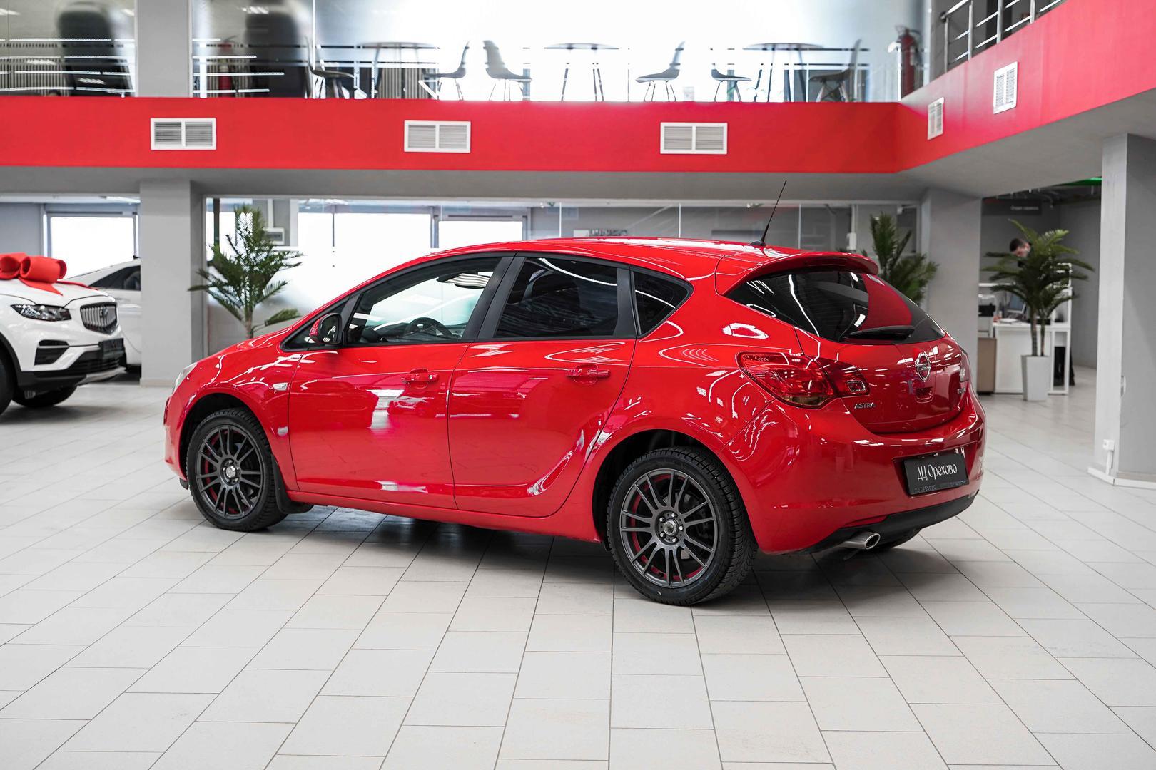 Opel Astra 2012, красный, ДЦ Орехово