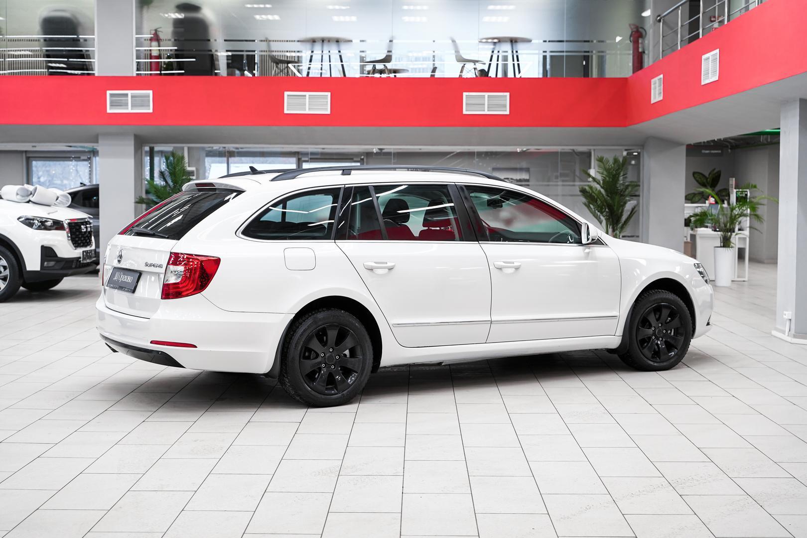 Skoda Superb 2014, белый, ДЦ Орехово