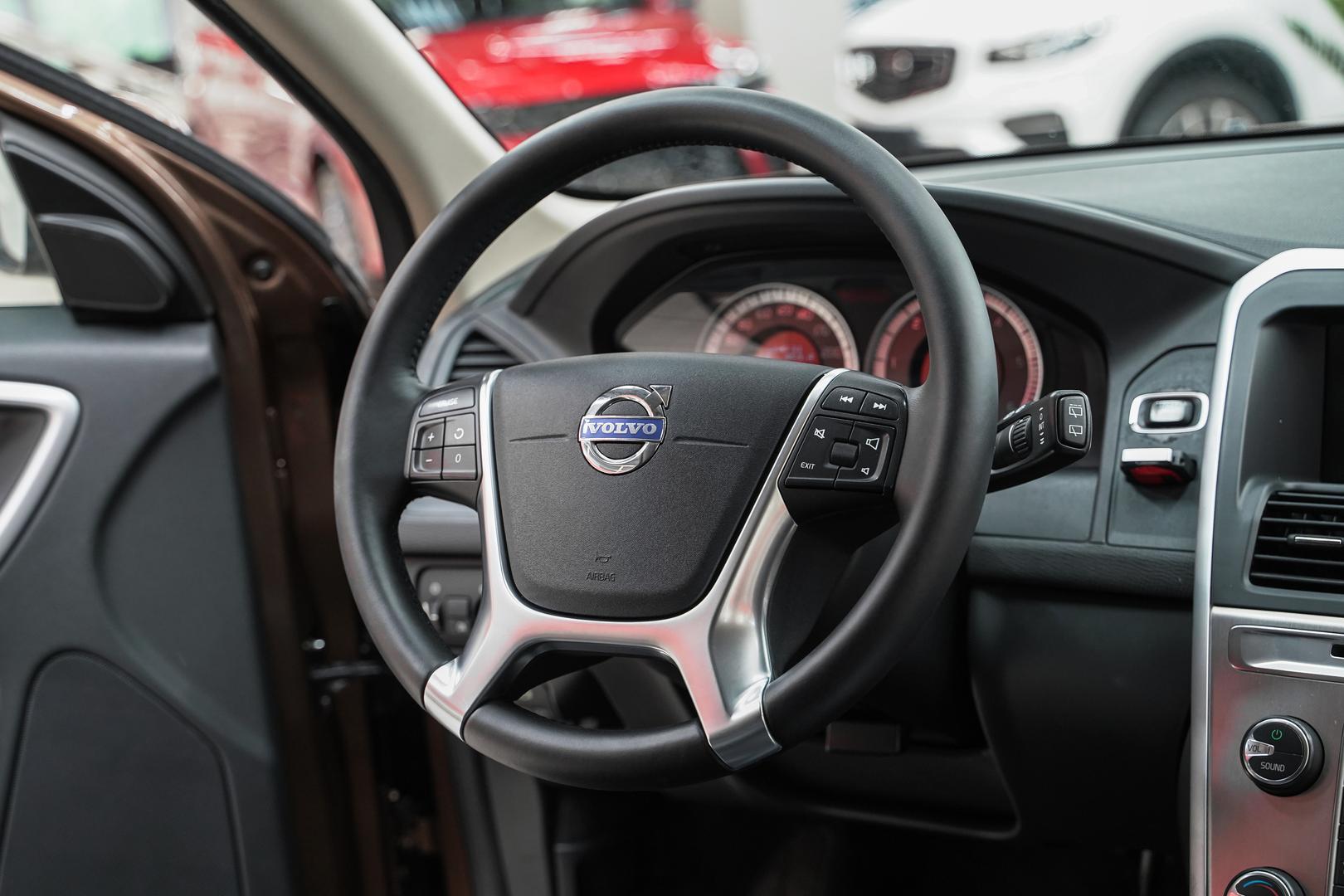 Volvo XC60 2011, золотой, ДЦ Орехово