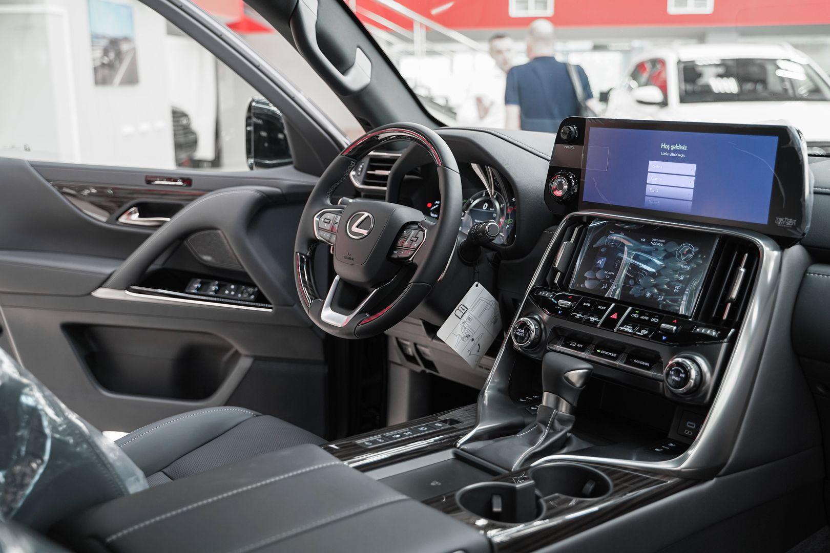 Lexus LX 2024, черный, ДЦ Орехово