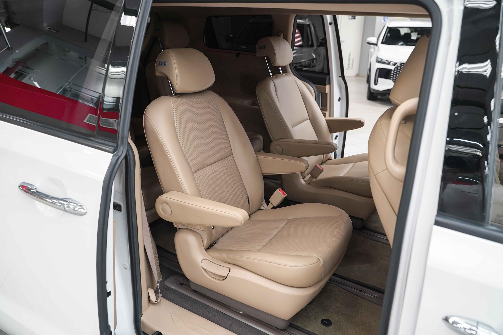 Kia Carnival 2018, белый, ДЦ Орехово