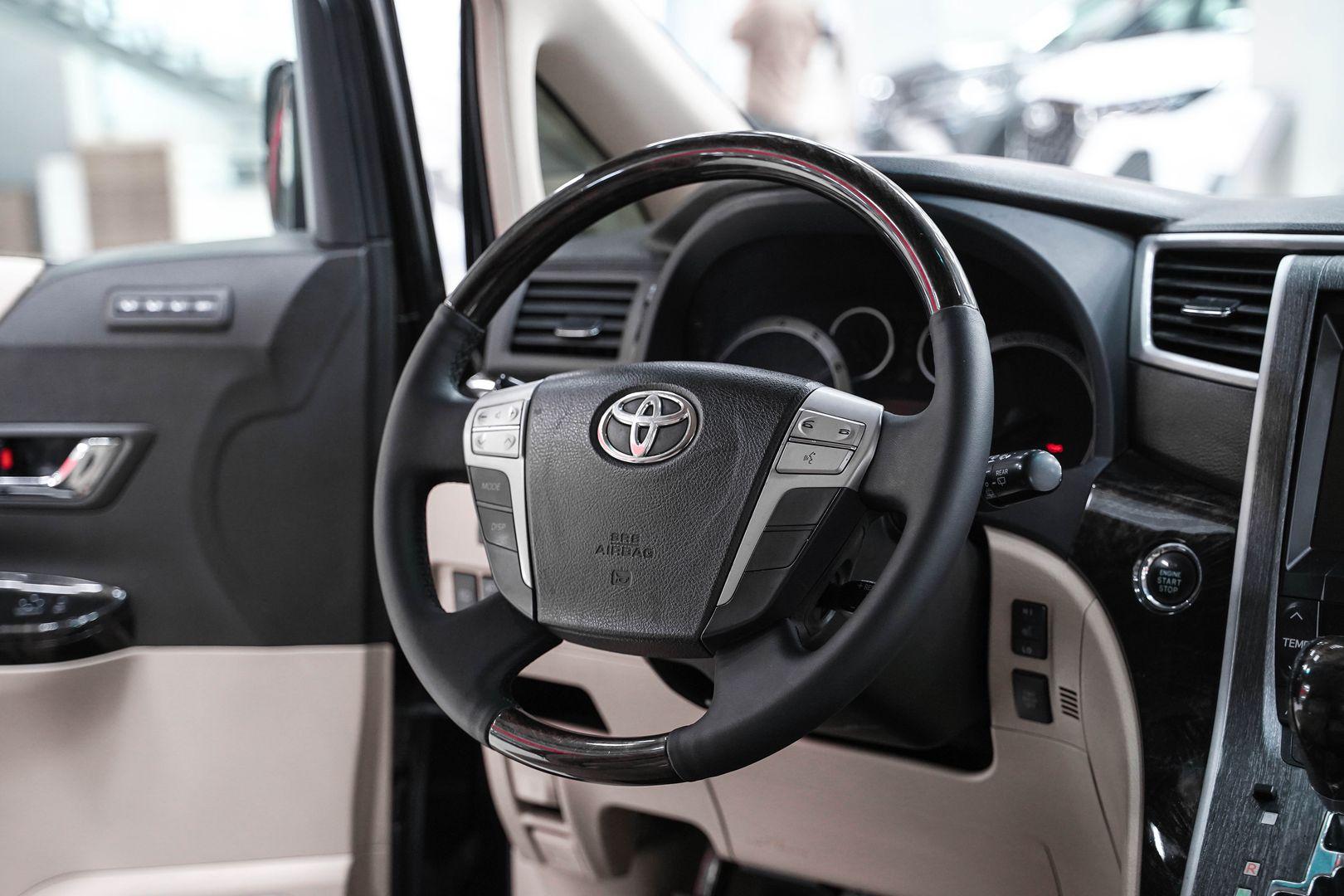 Toyota Alphard 2012, черный, ДЦ Орехово