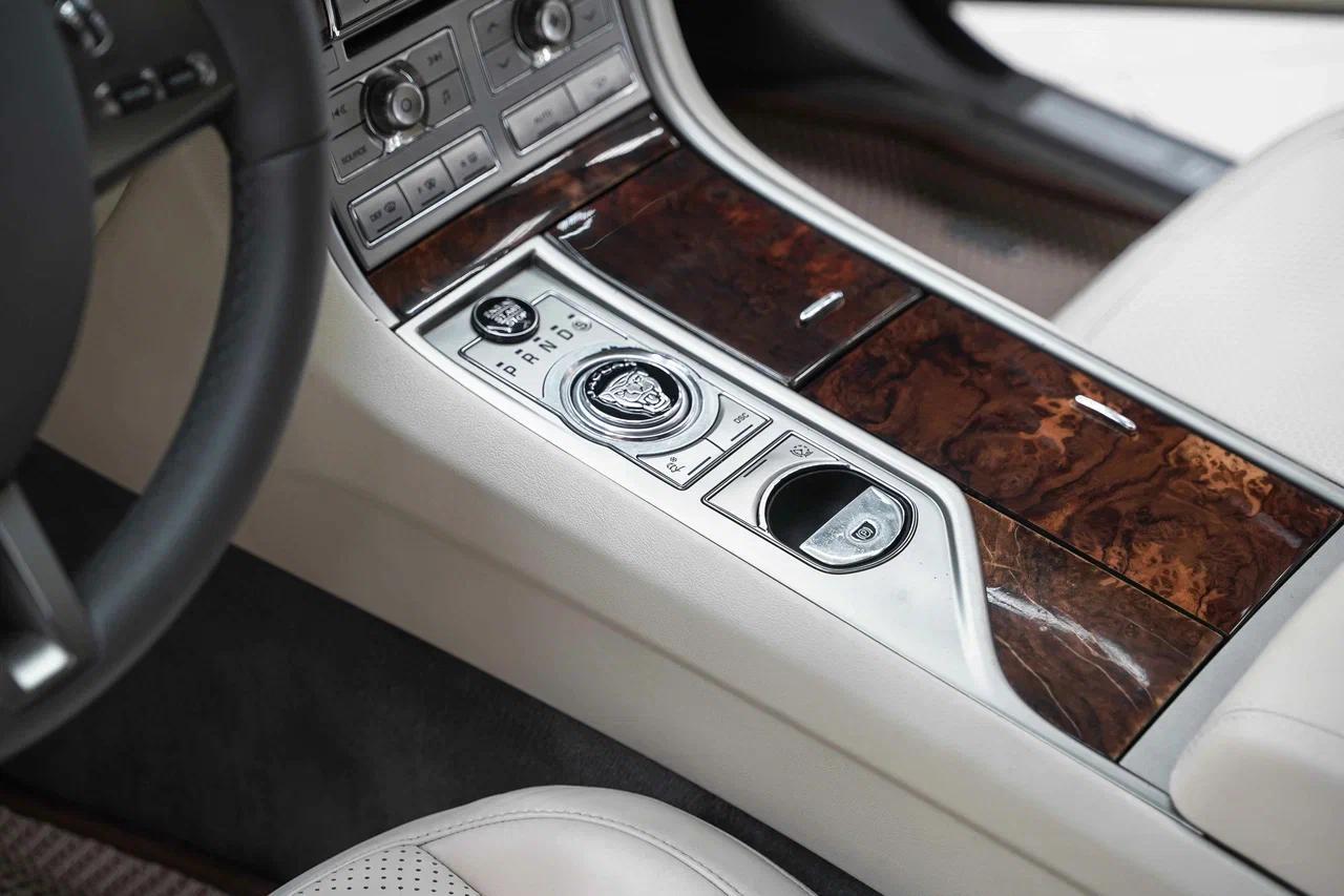 Jaguar XF 2008, белый, ДЦ Орехово