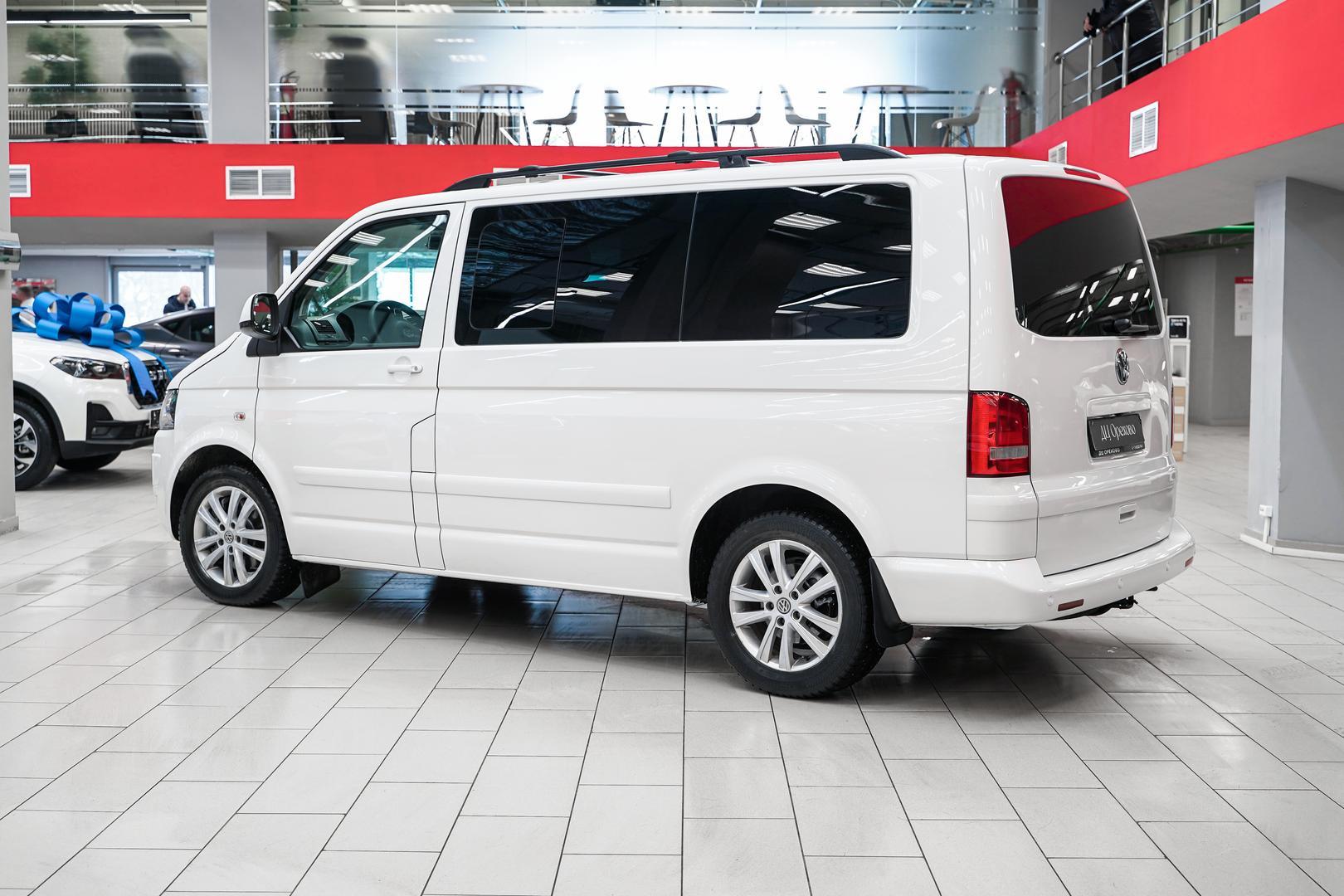 Volkswagen Multivan 2010, белый, ДЦ Орехово