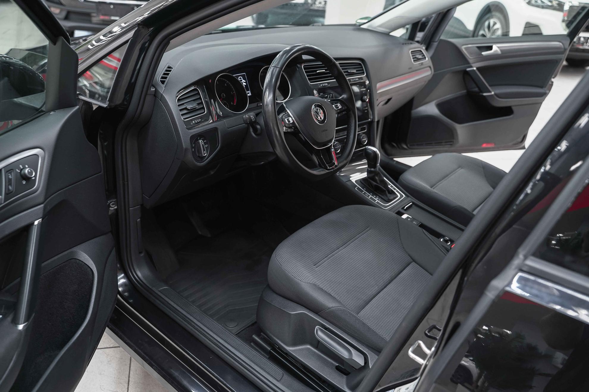 Volkswagen Golf 2019, черный, ДЦ Орехово