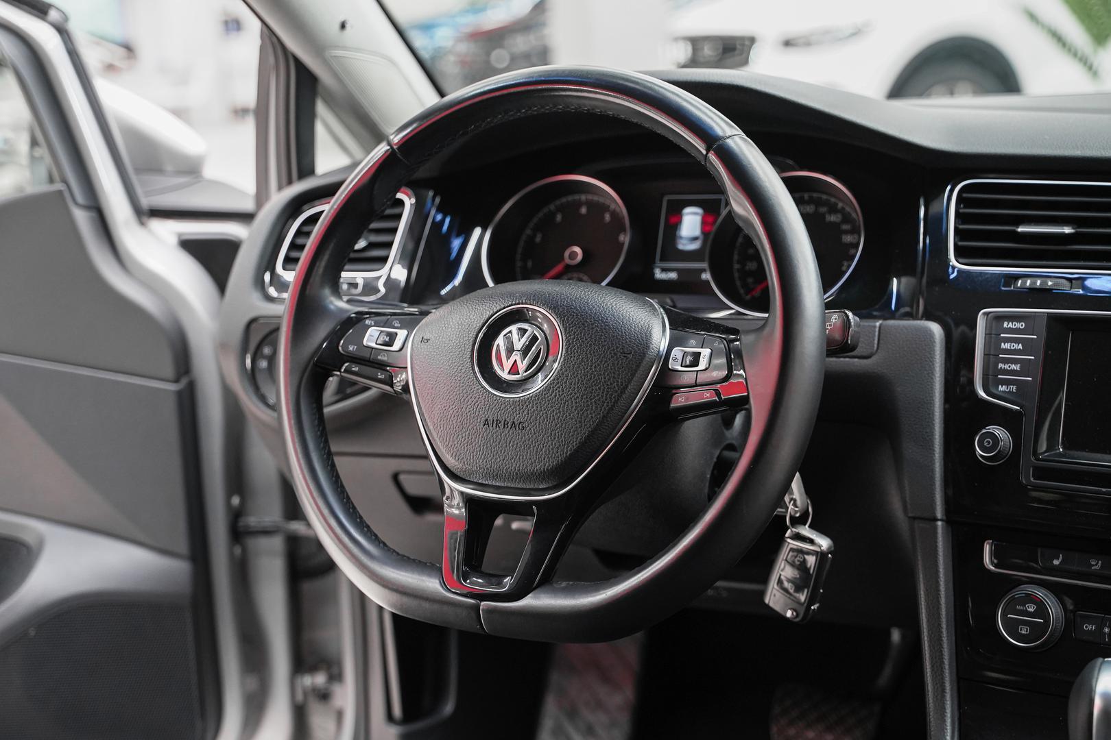 Volkswagen Golf 2014, серый, ДЦ Орехово
