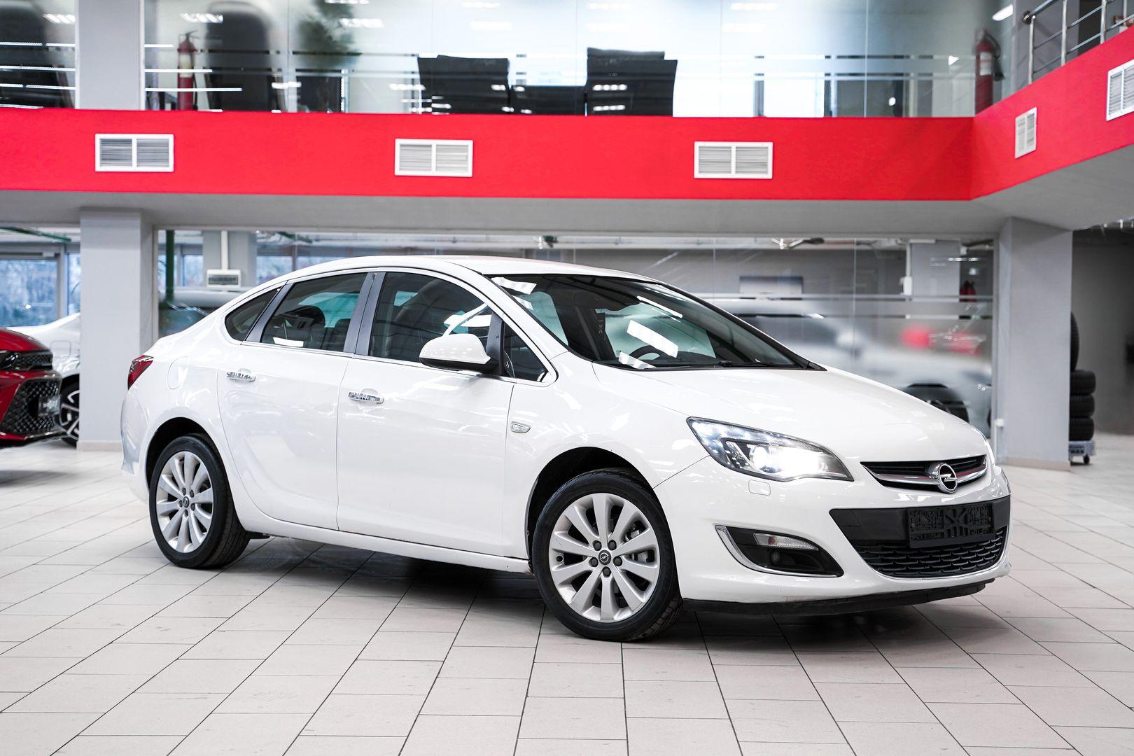 Opel Astra 2013, белый, ДЦ Орехово