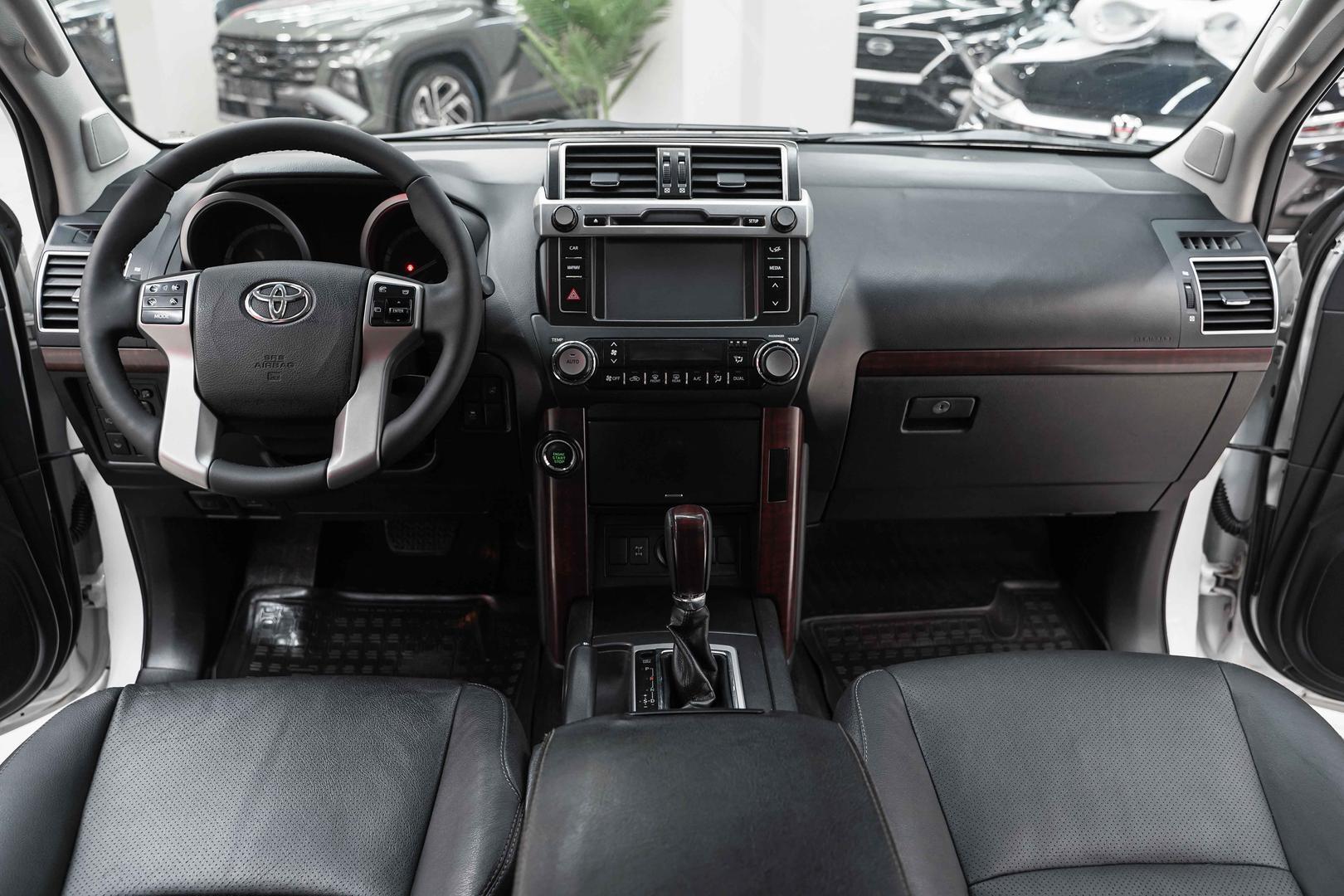 Toyota Land Cruiser Prado 2013, белый, ДЦ Орехово