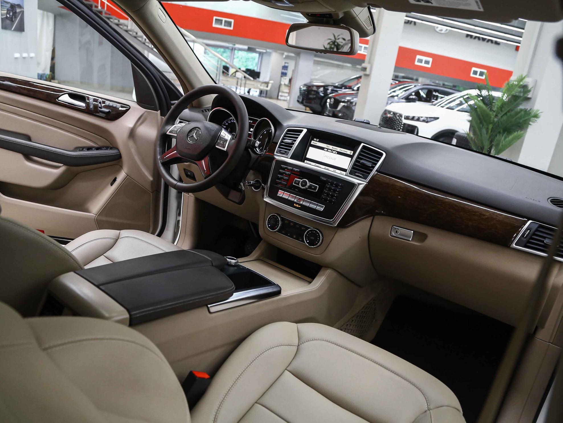 Mercedes-Benz M-Класс 2012, белый, ДЦ Орехово