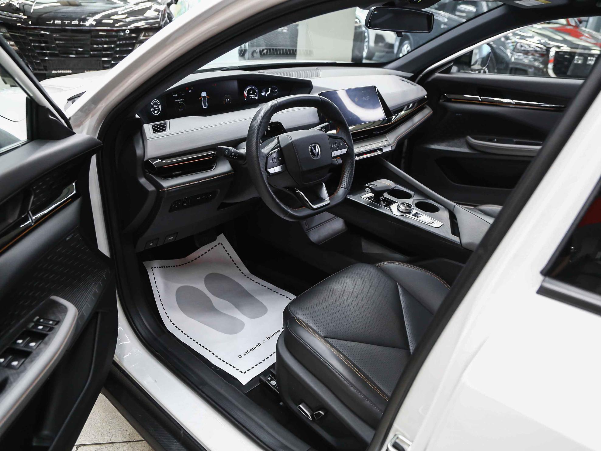 Changan UNI-V 2023, белый, ДЦ Орехово