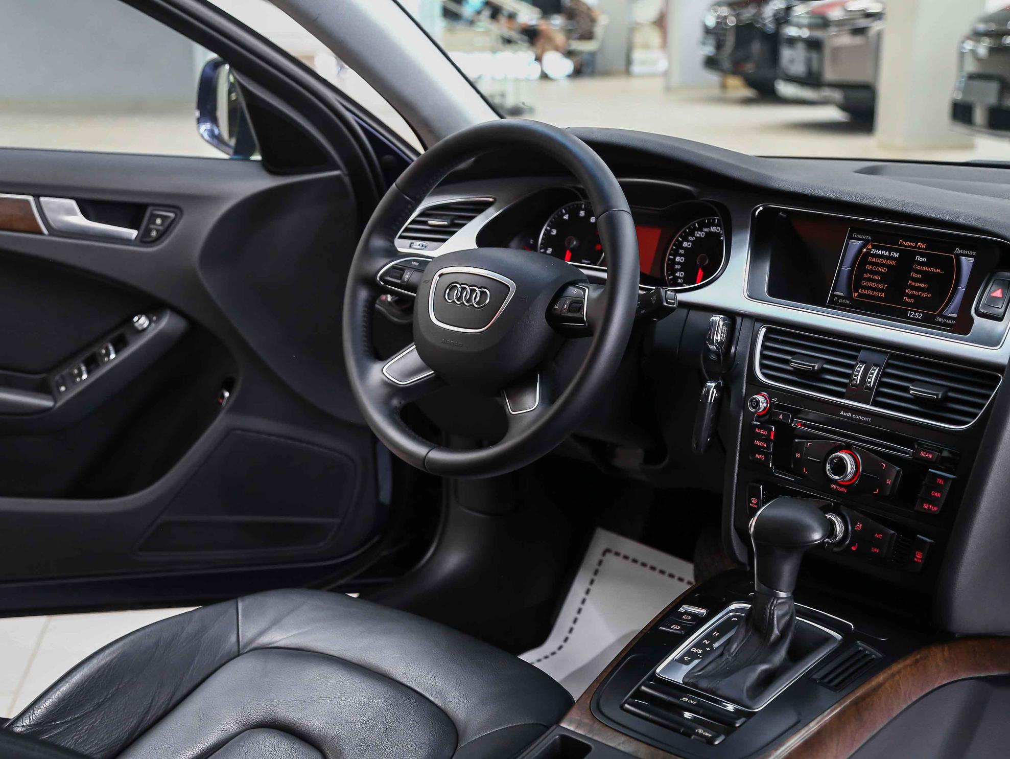 Audi A4 2015, синий, ДЦ Орехово
