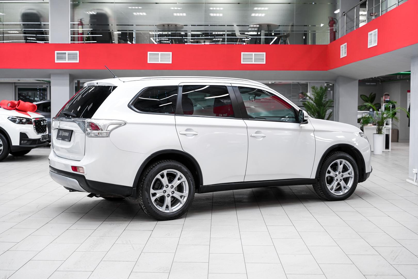 Mitsubishi Outlander 2014, белый, ДЦ Орехово
