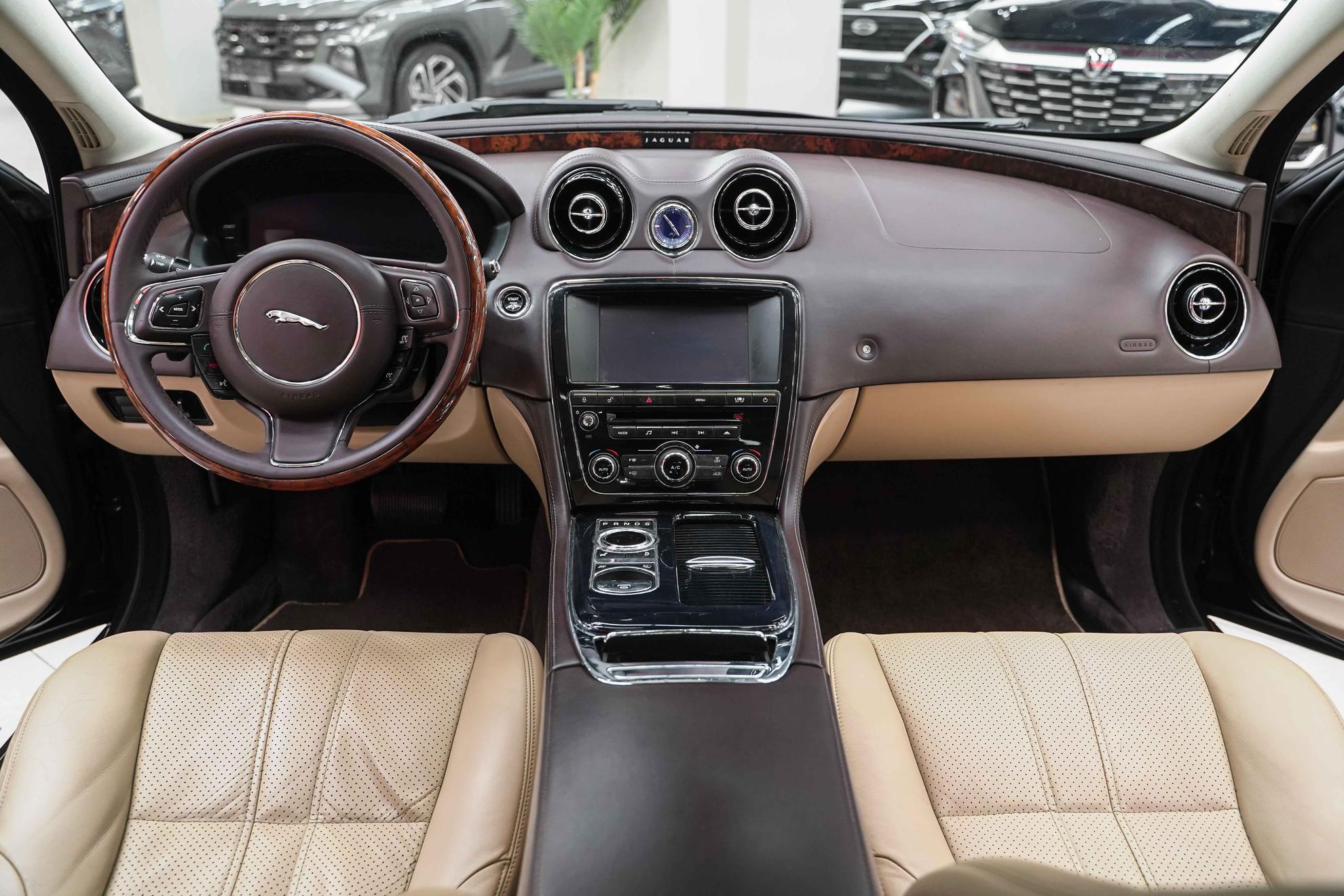 Jaguar XJ 2011, коричневый, ДЦ Орехово