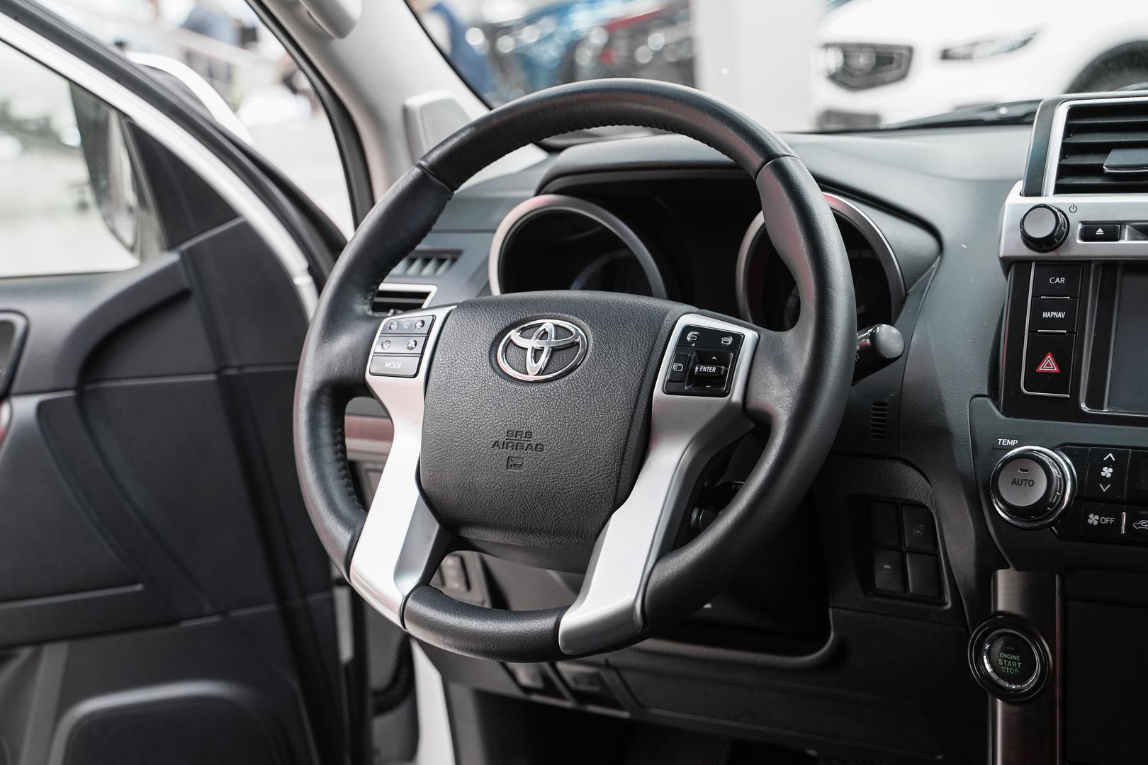 Toyota Land Cruiser Prado 2015, белый, ДЦ Орехово