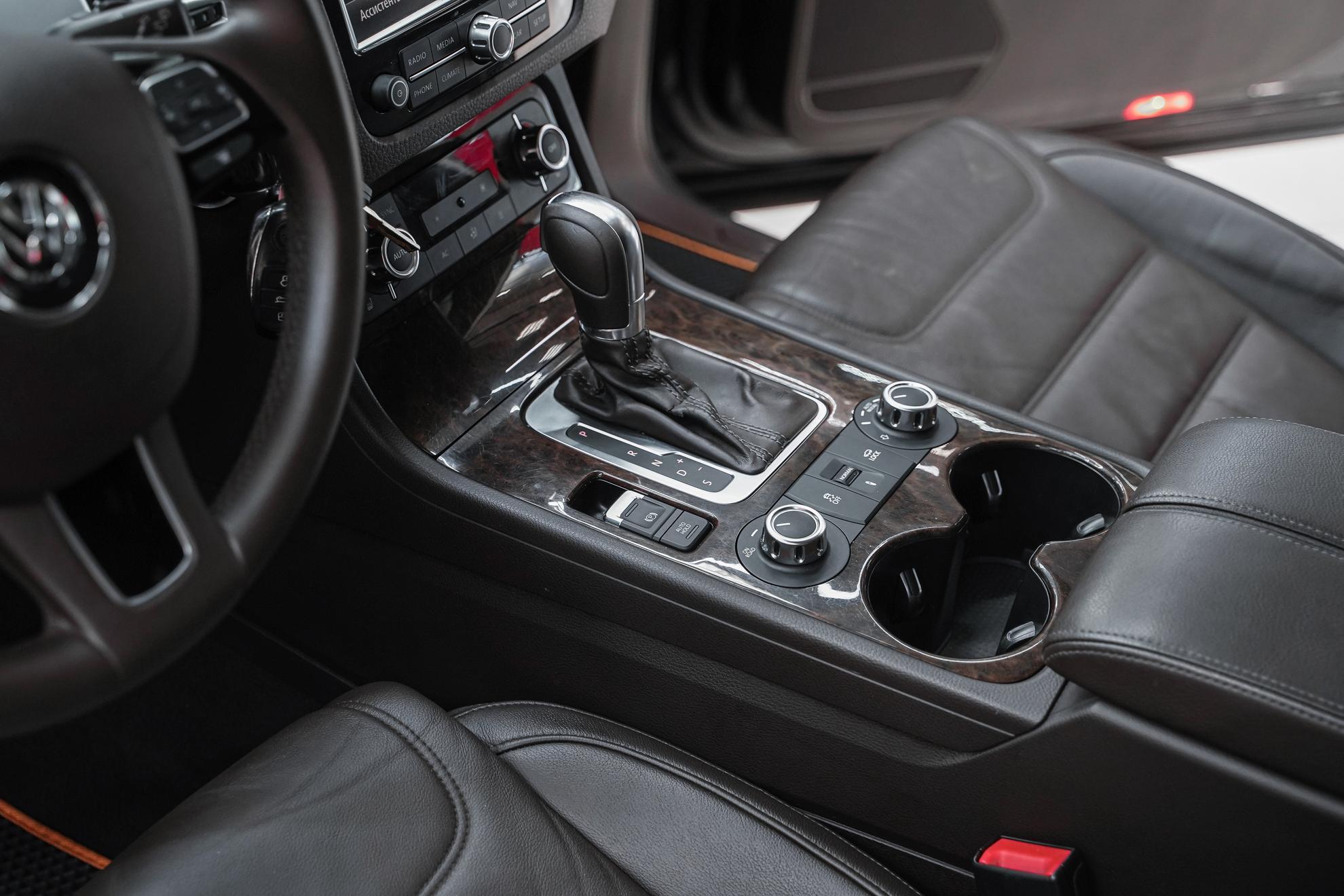 Volkswagen Touareg 2012, черный, ДЦ Орехово