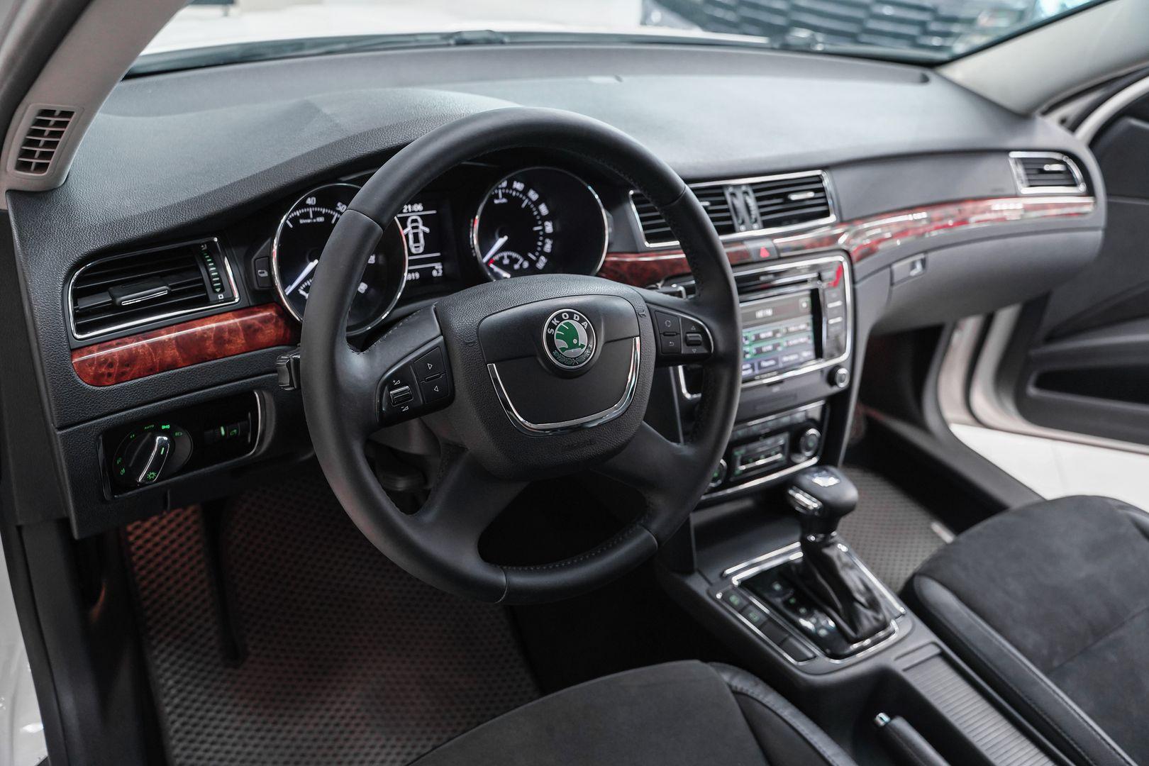 Skoda Superb 2011, белый, ДЦ Орехово