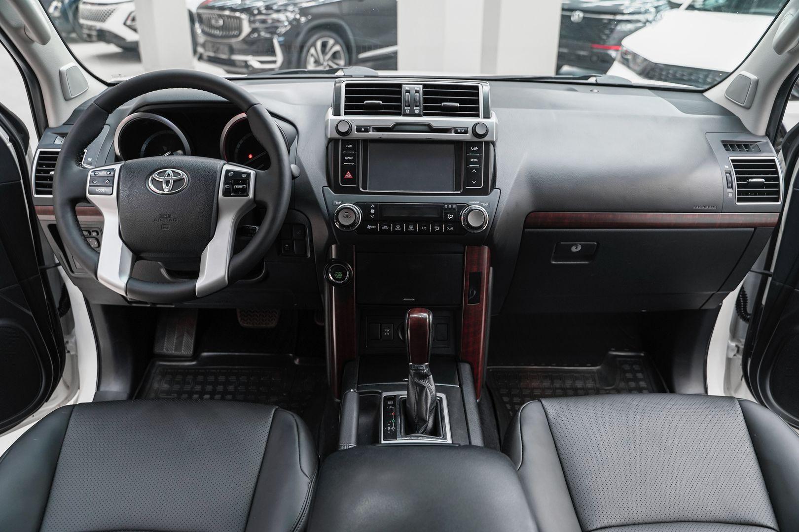 Toyota Land Cruiser Prado 2015, белый, ДЦ Орехово