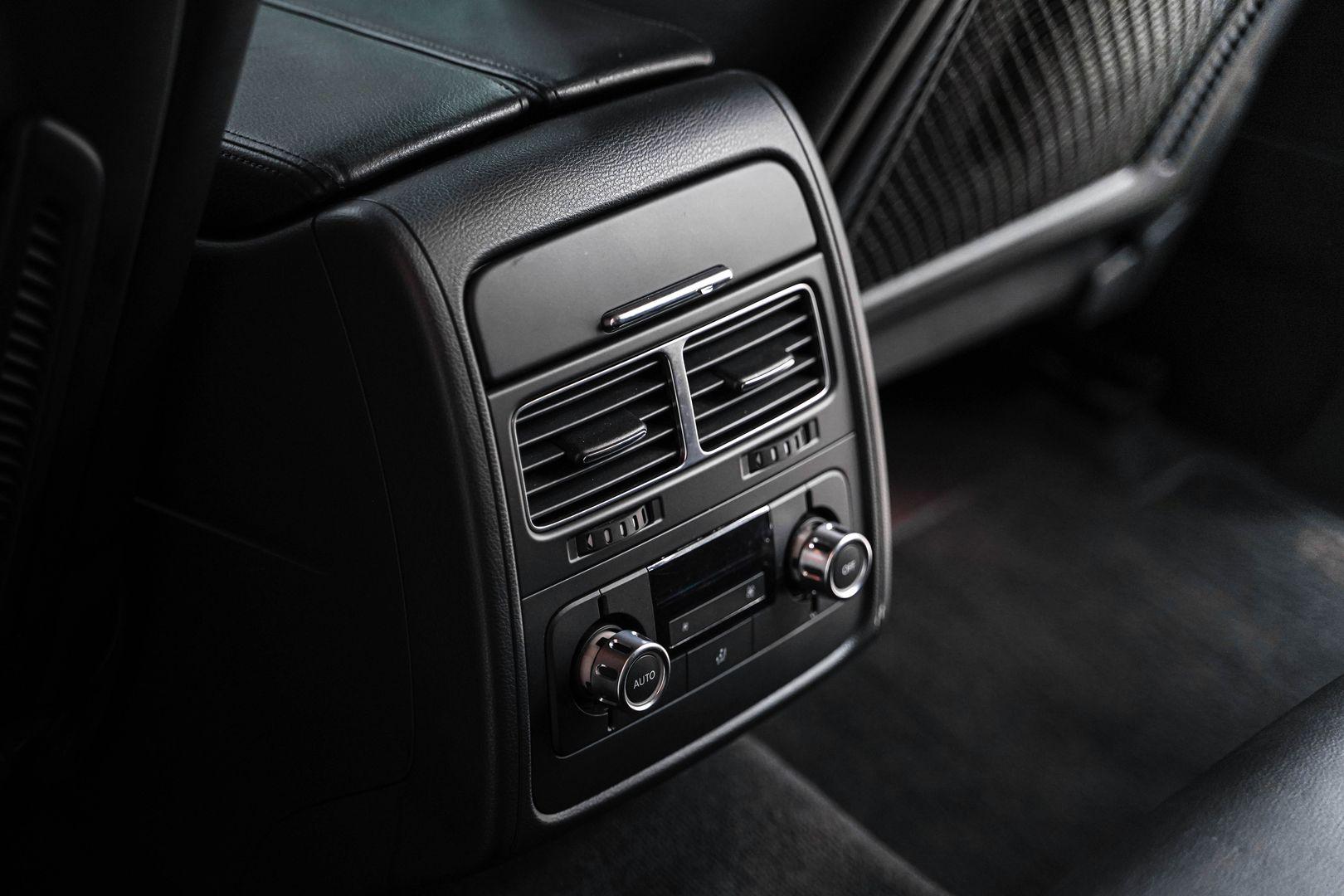 Volkswagen Touareg 2011, зеленый, ДЦ Орехово
