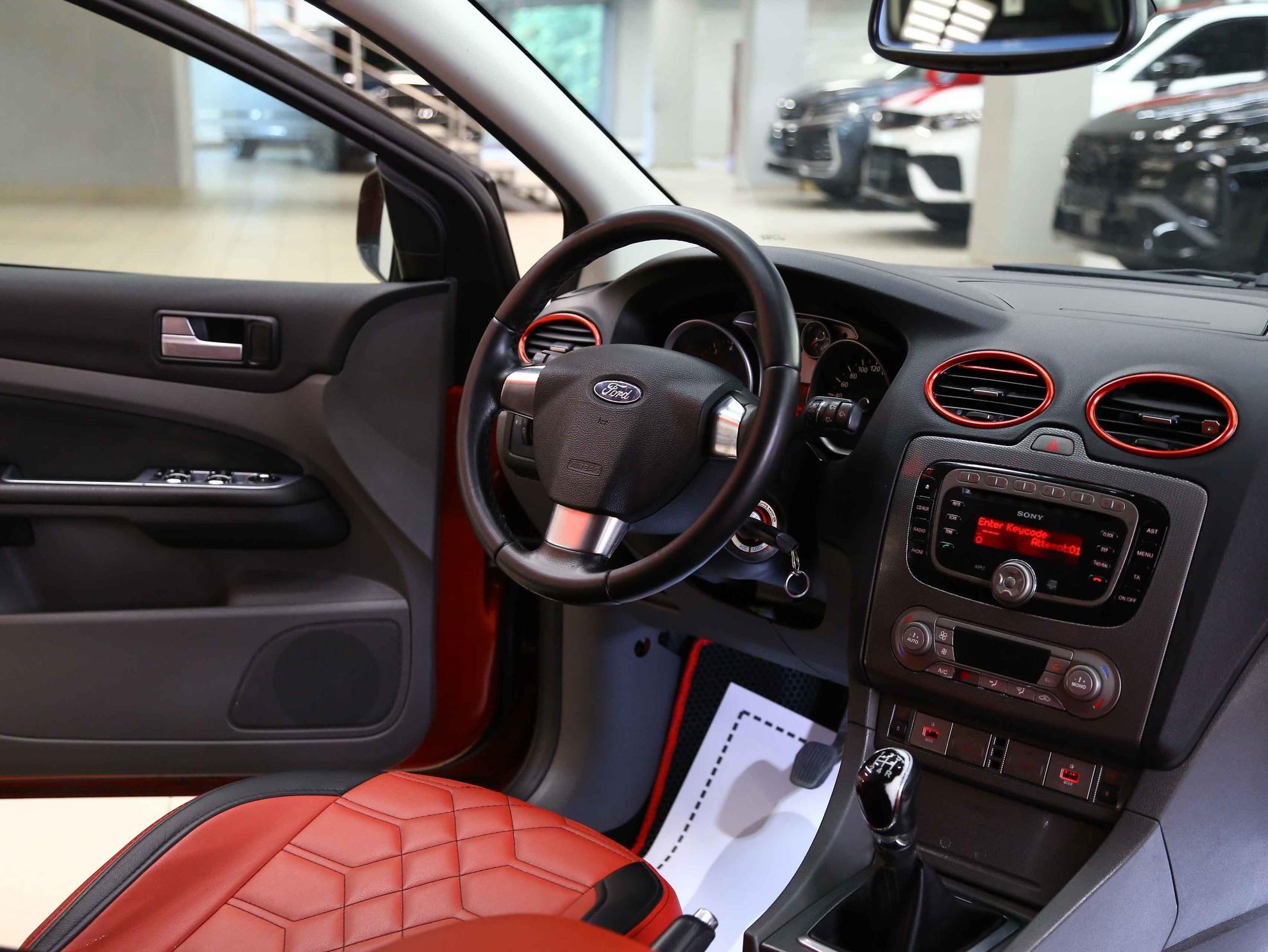 Ford Focus 2008, красный, ДЦ Орехово