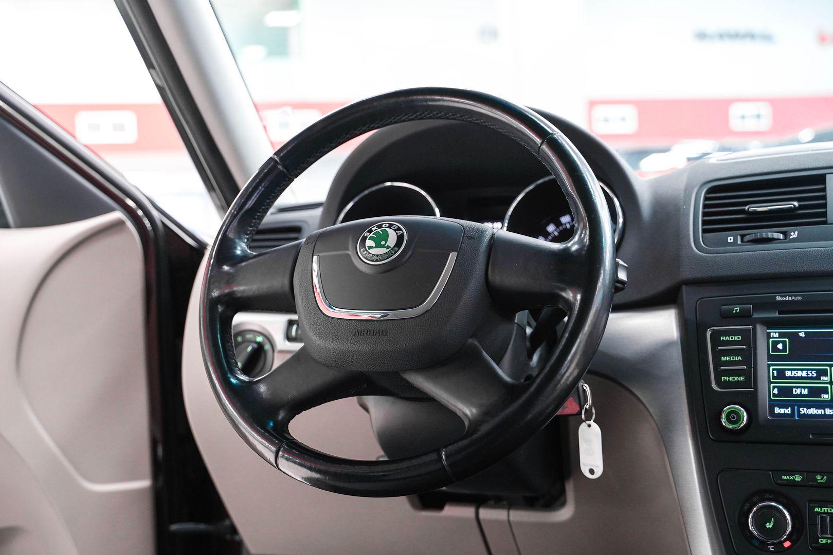 Skoda Yeti 2011, пурпурный, ДЦ Орехово