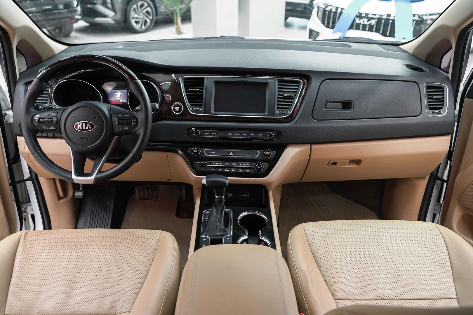Kia Carnival 2018, белый, ДЦ Орехово