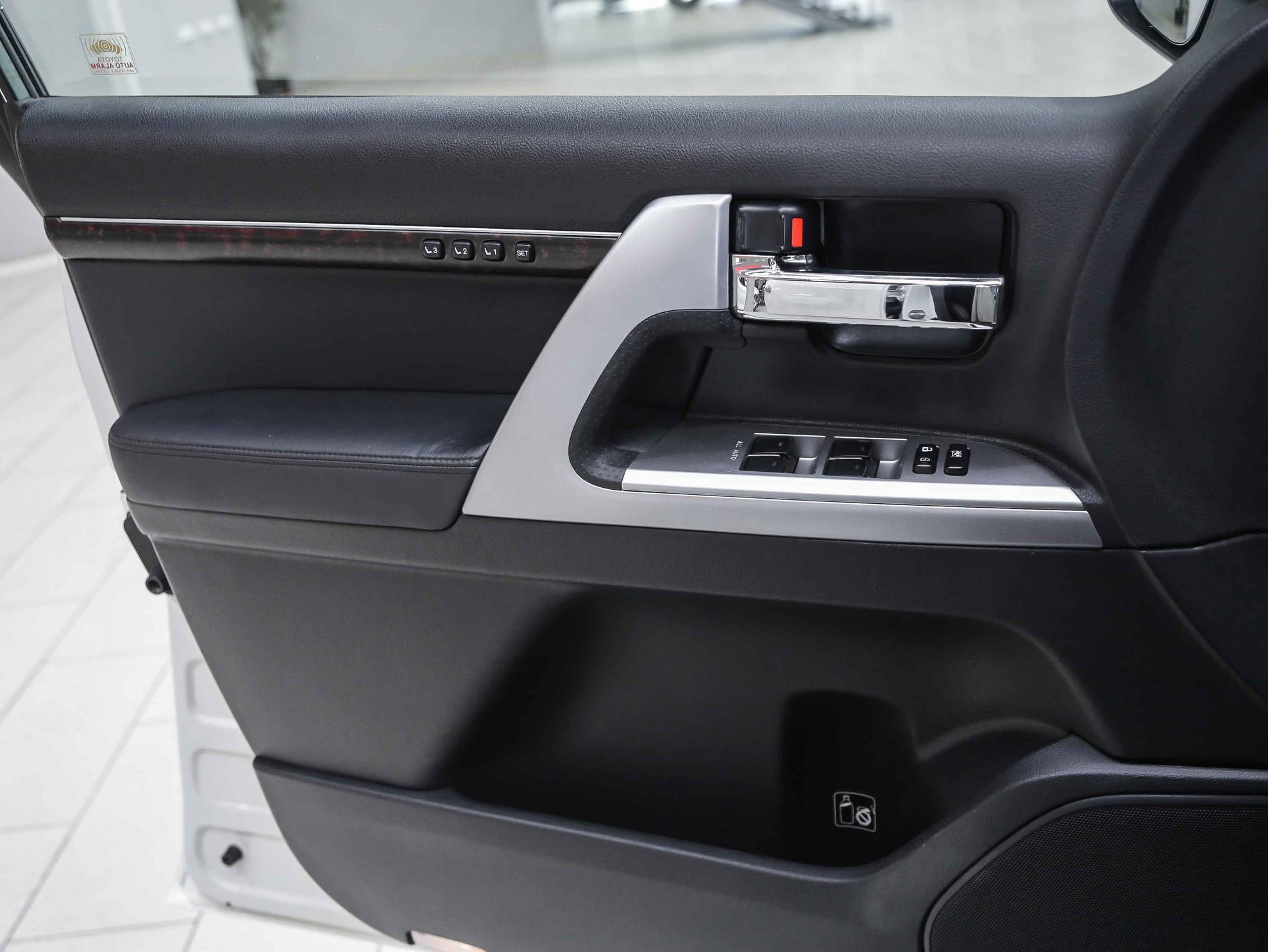 Toyota Land Cruiser 2013, белый, ДЦ Орехово