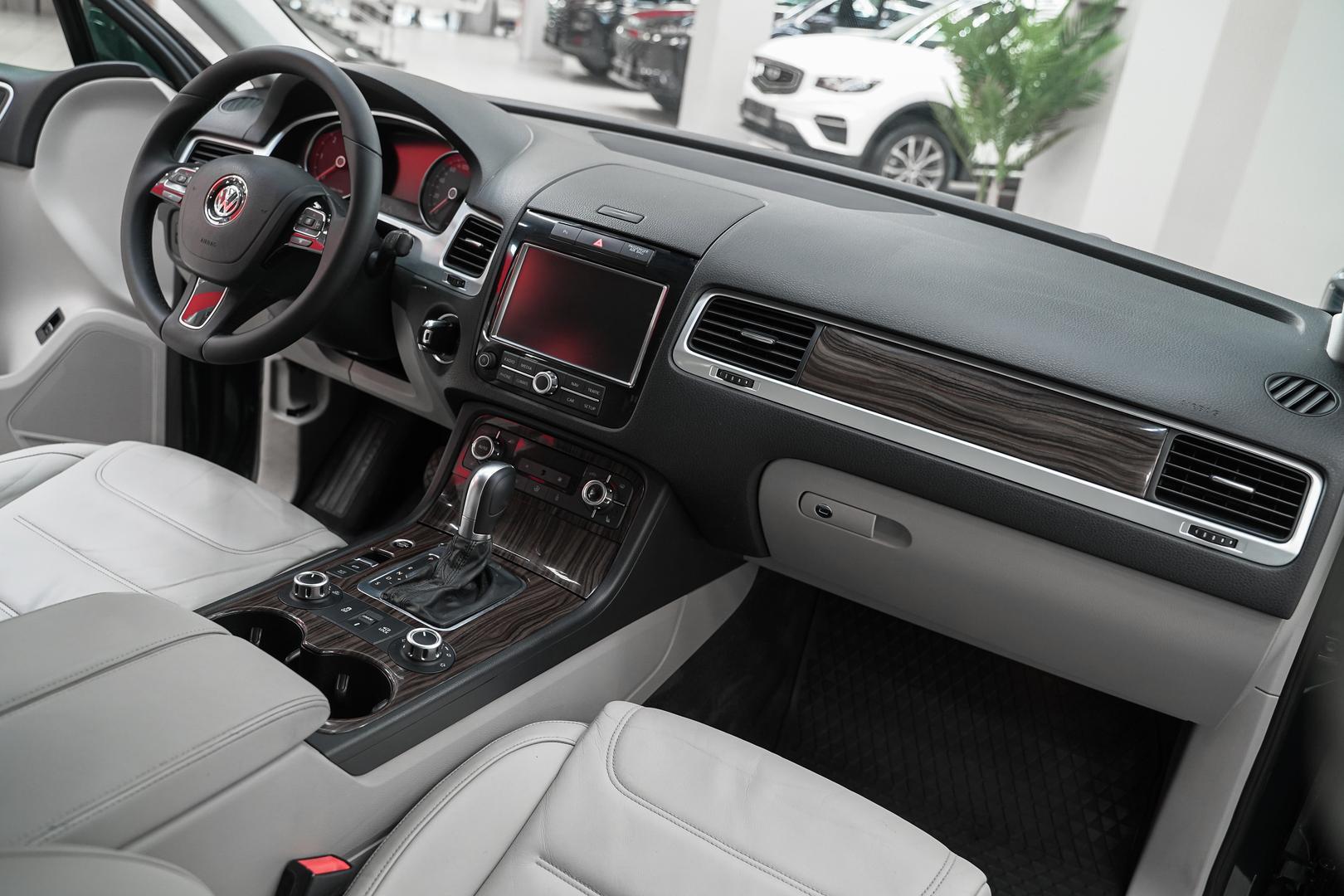 Volkswagen Touareg 2011, зеленый, ДЦ Орехово