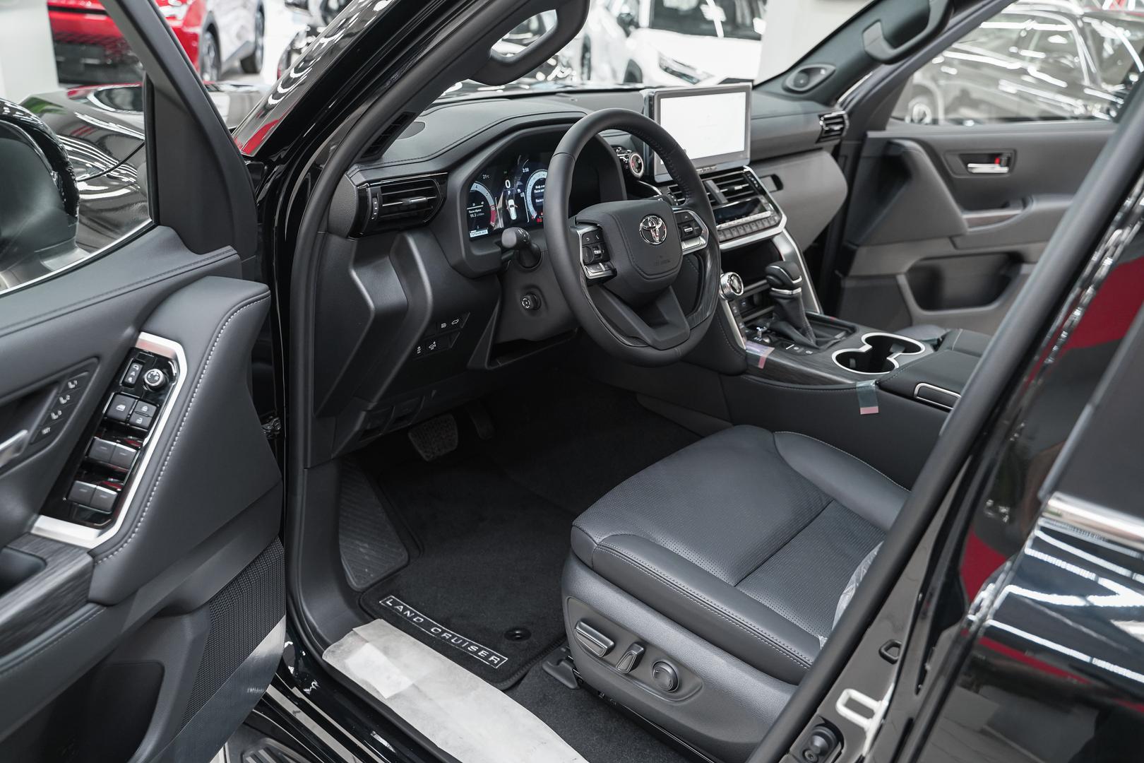 Toyota Land Cruiser 2025, черный, ДЦ Орехово