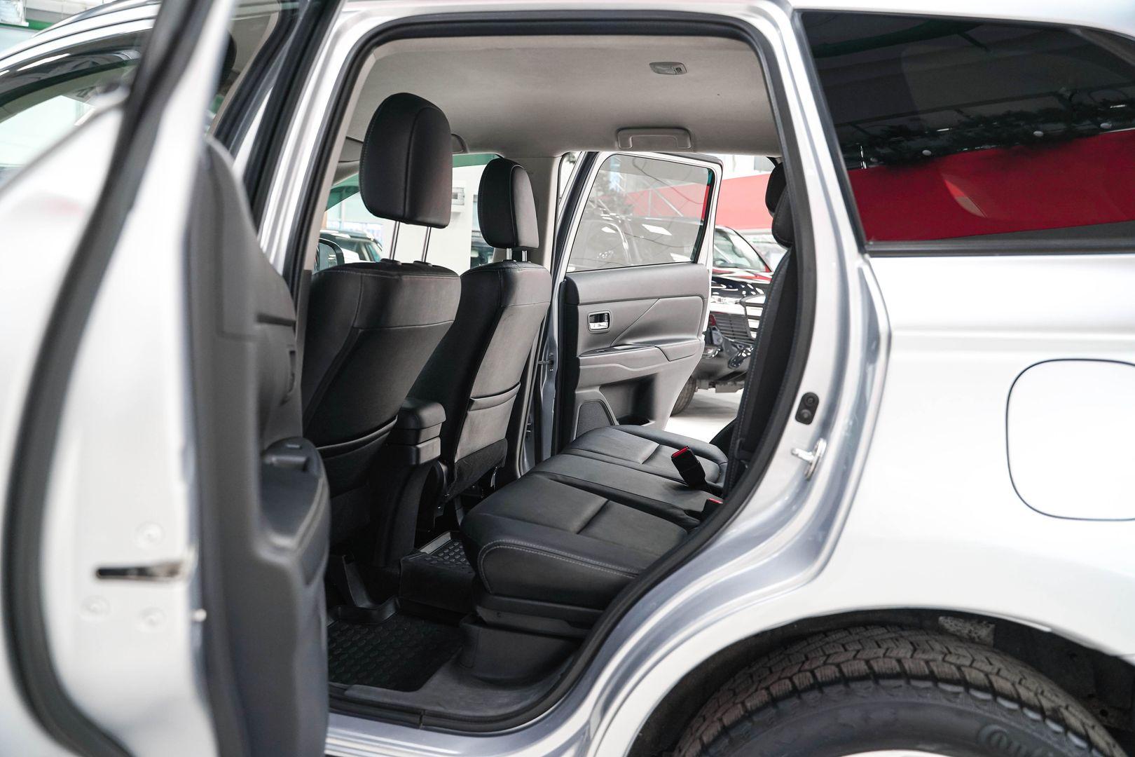 Mitsubishi Outlander 2012, серебряный, ДЦ Орехово