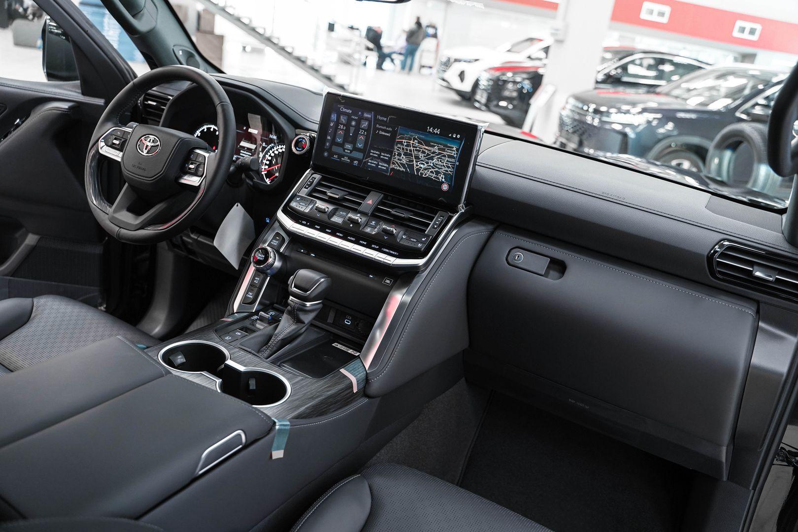 Toyota Land Cruiser 2024, черный, ДЦ Орехово