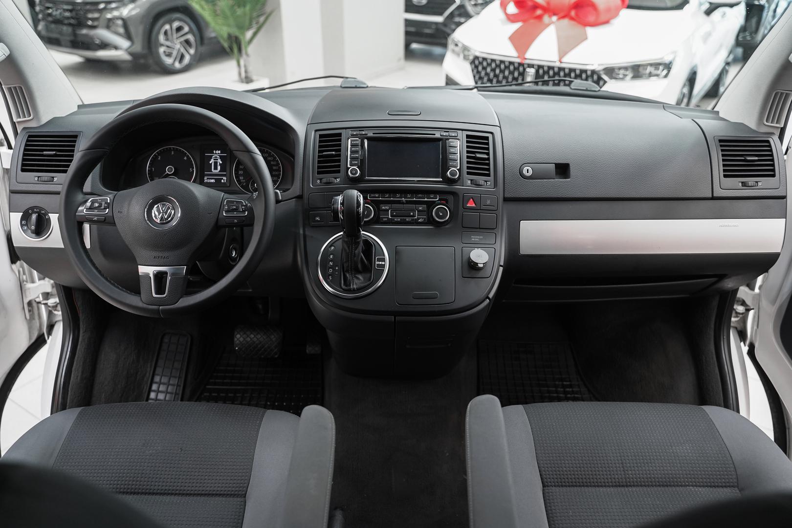 Volkswagen Multivan 2010, белый, ДЦ Орехово