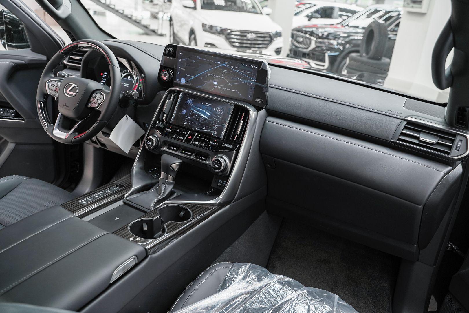 Lexus LX 2024, черный, ДЦ Орехово