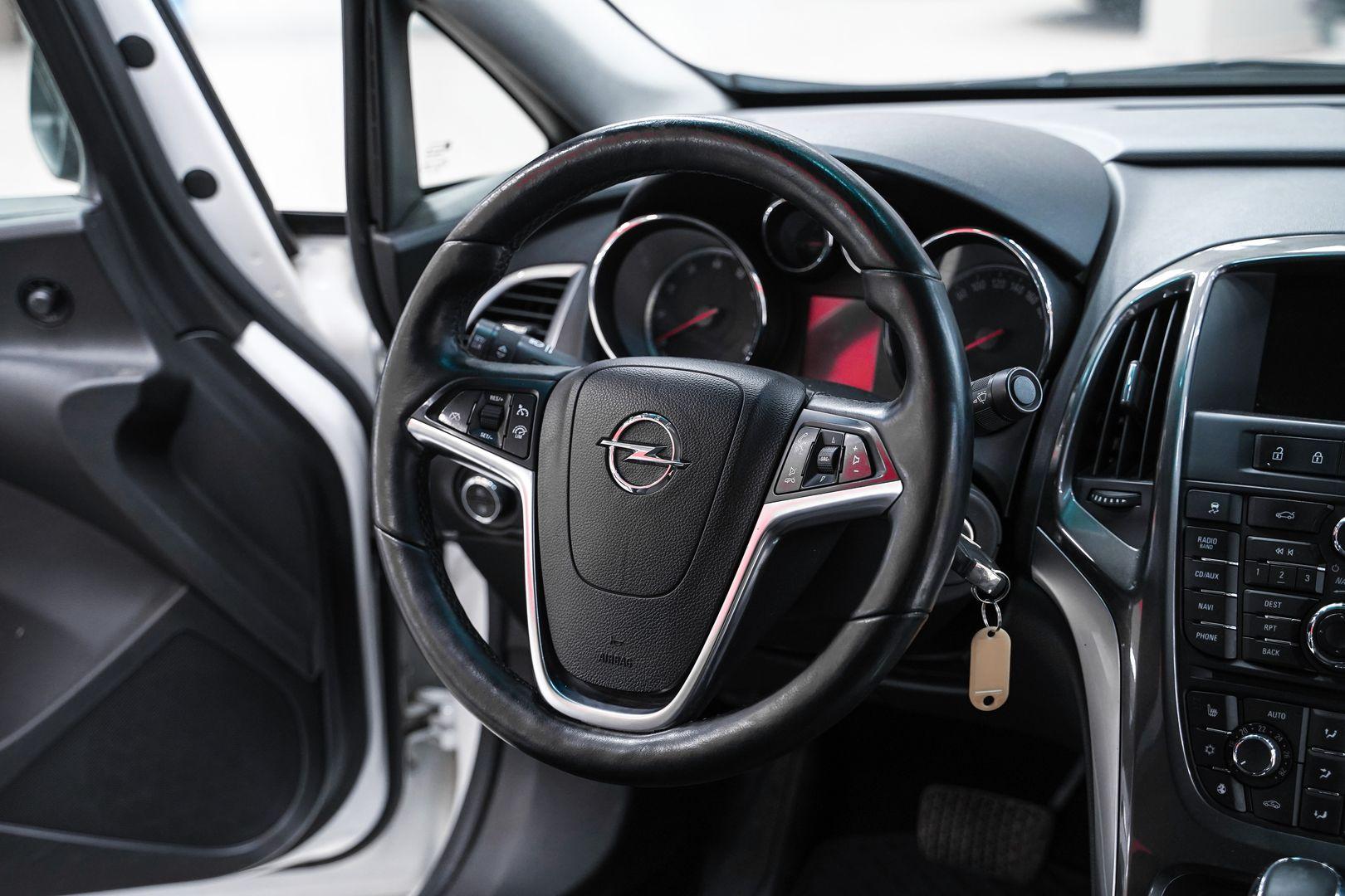 Opel Astra 2013, белый, ДЦ Орехово