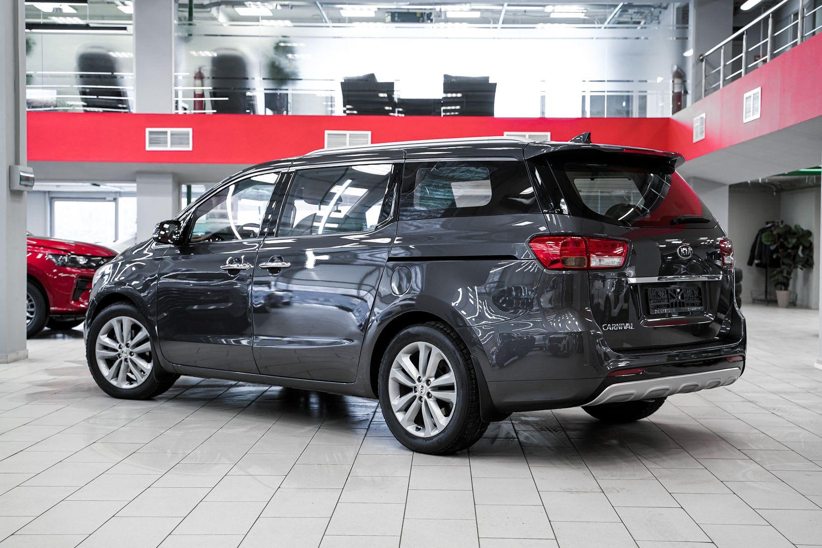 Kia Carnival 2017, серый, ДЦ Орехово
